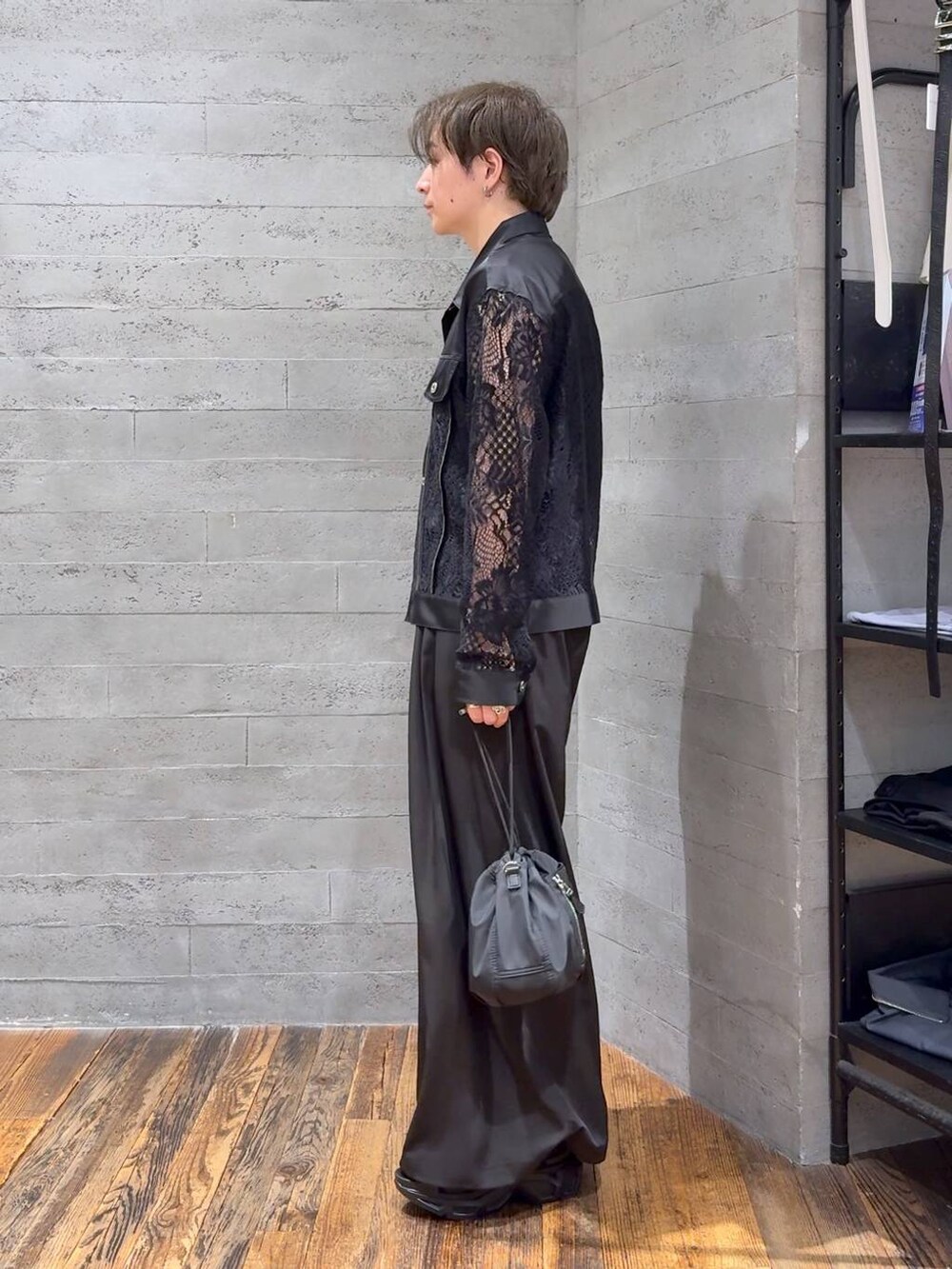 ブラック系のショルダーバッグ、ブラック系のシャツ/ブラウス、ブラック系のサンダルを着用したメンズの夏コーディネートの4枚目の写真