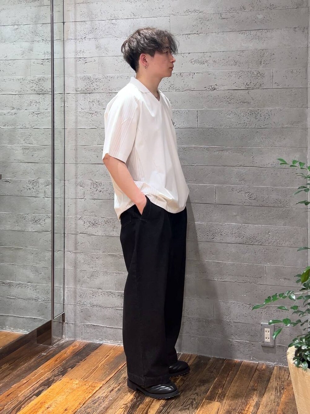 ブラック系のスニーカー、ブラック系のデニムパンツ、ホワイト系のTシャツ/カットソーを着用したメンズの夏コーディネートの2枚目の写真