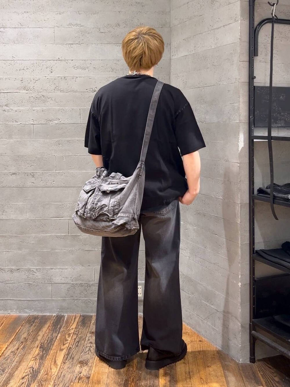 ブラック系のショルダーバッグ、ブラック系のドレスシューズ、ブラック系のデニムパンツを着用したメンズの春コーディネートの4枚目の写真
