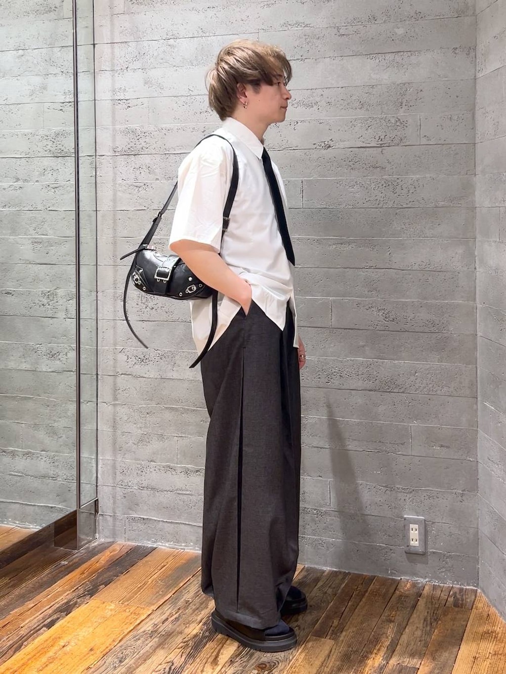 「低身長、きれいめ、オーバーサイズ、HARE、ワイドパンツ、シャツ、ベーシック/シンプル、WEB限定、夏コーデ」|「HAREのステンレスブレスレット(HARE)(ブレスレット、シルバー系)」を使った、HARE もりたいさん(メンズ・168cm)の春コーディネートの2枚目の写真