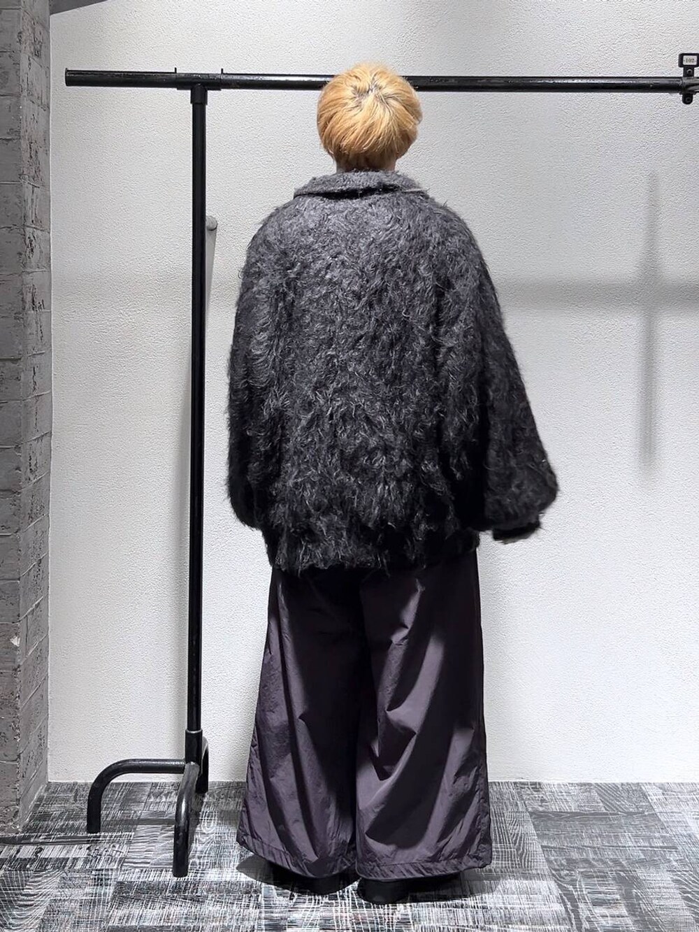 グレー系のシャツ/ブラウス、ブラック系のブーツ、グレー系のその他パンツを着用したメンズの冬コーディネートの4枚目の写真