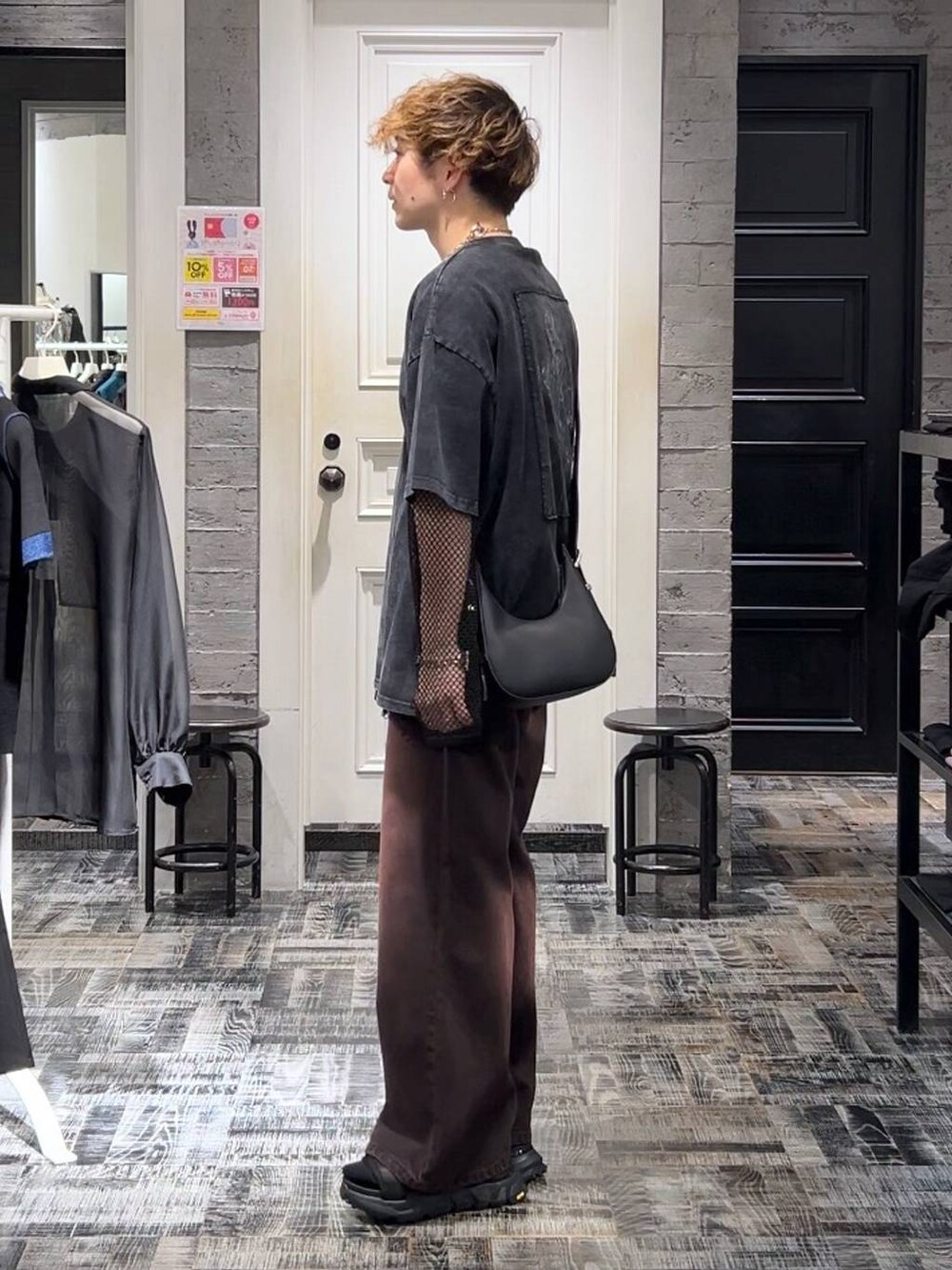 ブラック系のサンダル、レッド系のデニムパンツ、ブラック系のショルダーバッグを着用したメンズの夏コーディネートの2枚目の写真