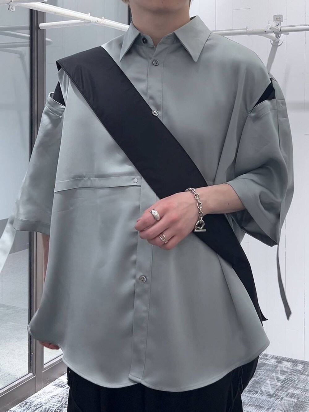 ブラック系のその他パンツ、グリーン系のシャツ/ブラウス、ブラック系のドレスシューズを着用したメンズの春コーディネートの4枚目の写真