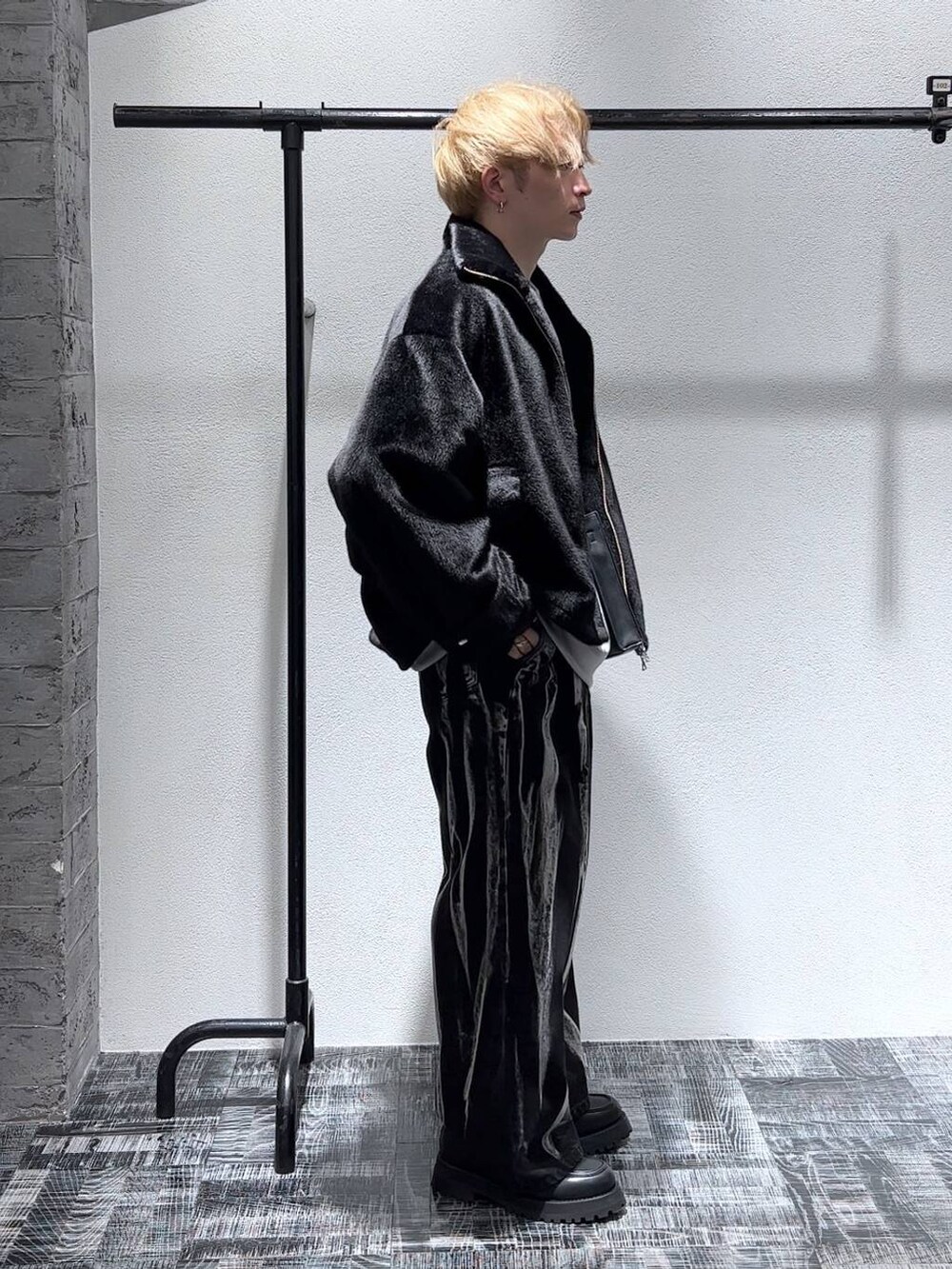 ブラック系のショルダーバッグ、ブラック系のローファー、グレー系のスウェットを着用したメンズの秋コーディネートの3枚目の写真