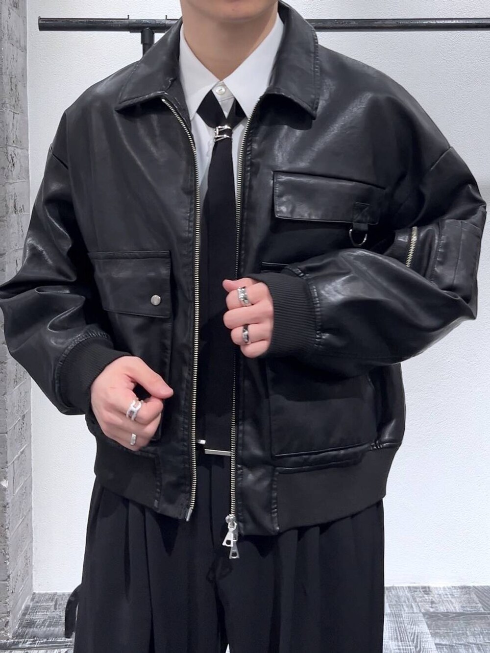 ブラック系のネクタイ、ブラック系のスラックス、ホワイト系のシャツ/ブラウスを着用したメンズの冬コーディネートの5枚目の写真