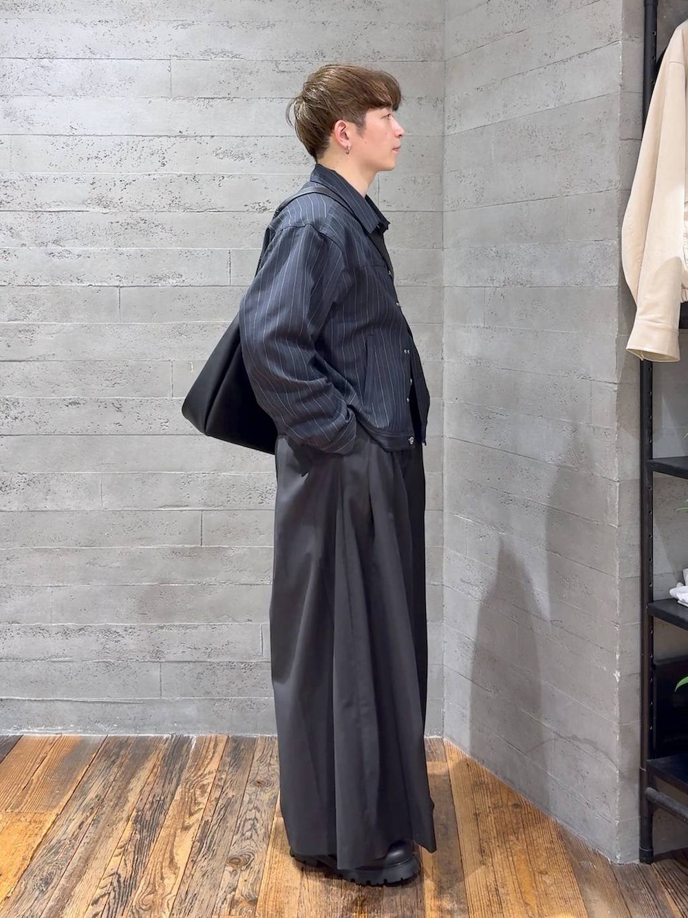 ブラック系のその他パンツ、ブラック系のドレスシューズ、ブルー系のブルゾンを着用したメンズの春コーディネートの2枚目の写真