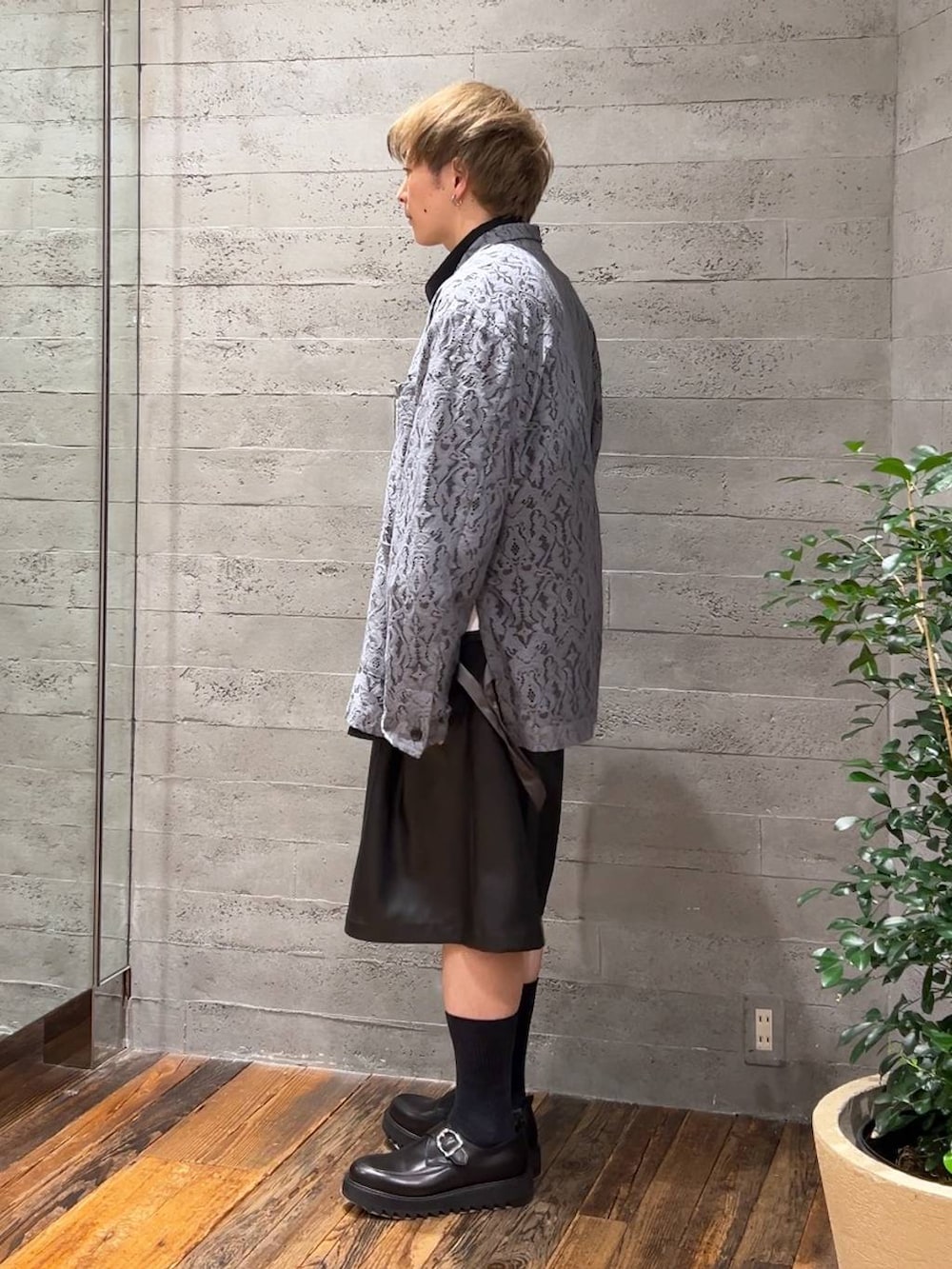 グレー系のテーラードジャケット、ブラック系のその他パンツ、ブラック系のドレスシューズを着用したメンズの春コーディネートの4枚目の写真