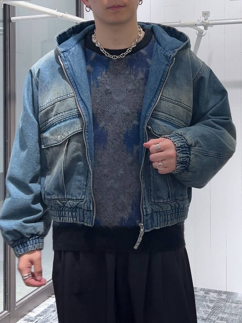 ブラック系のスラックス、ブラック系のドレスシューズ、ブルー系のブルゾンを着用したメンズの冬コーディネートの5枚目の写真