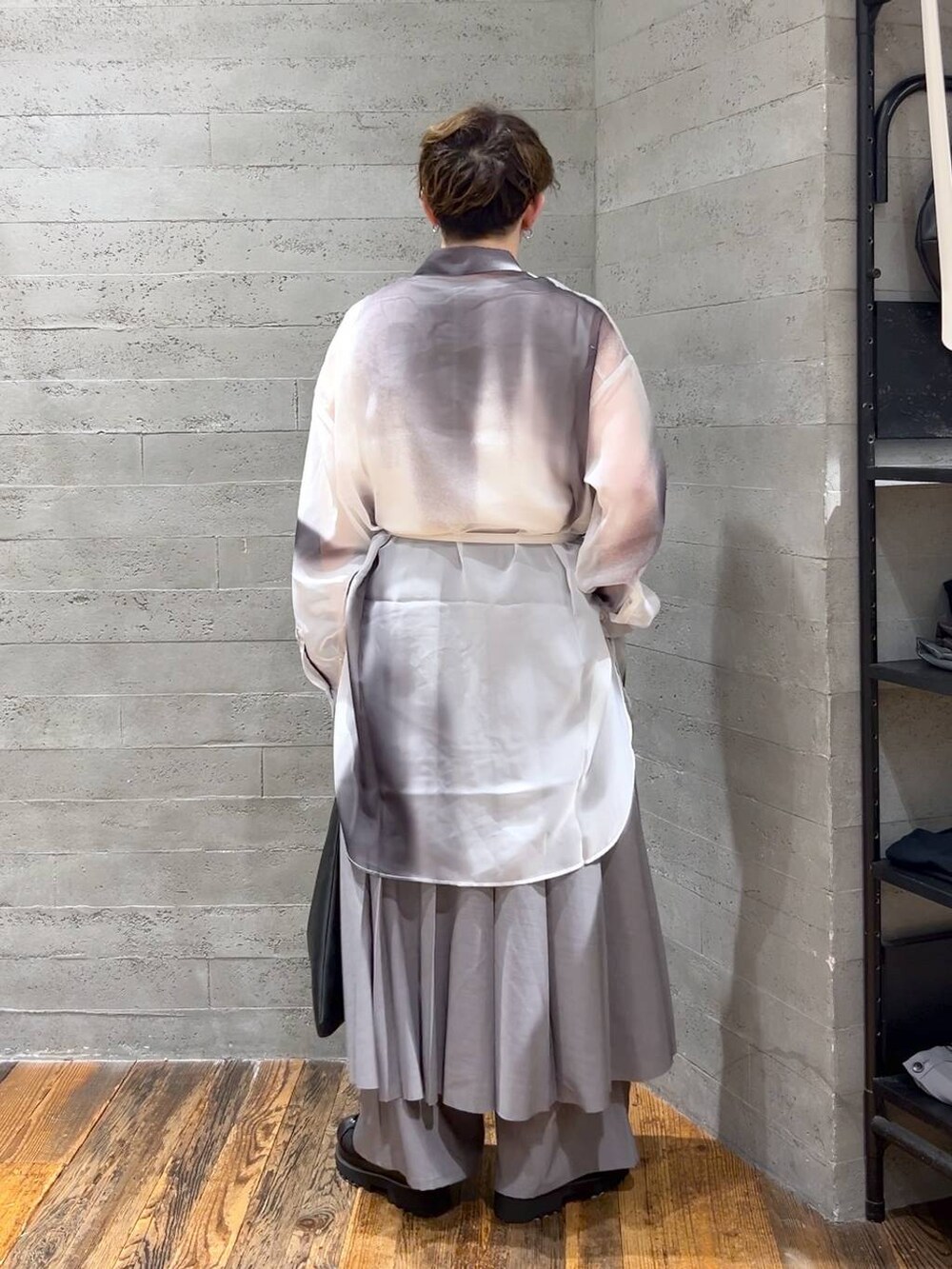 ブラック系のトートバッグ、ブラック系のサンダル、ホワイト系のシャツ/ブラウスを着用したメンズの夏コーディネートの3枚目の写真