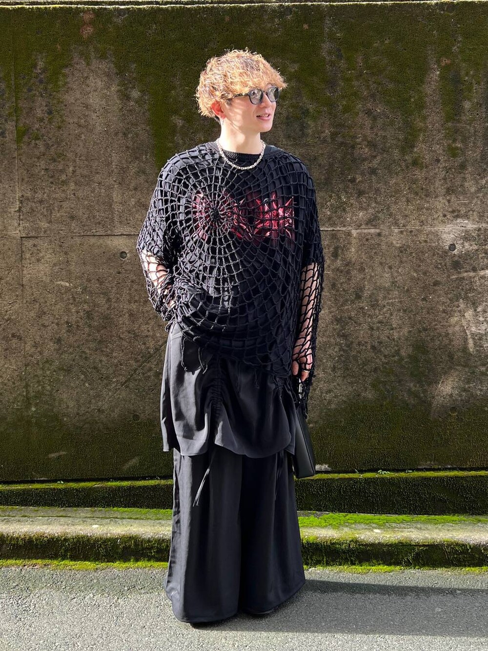 ブラック系のドレスシューズ、ブラック系のショルダーバッグ、ブラック系のTシャツ/カットソーを着用したメンズの夏コーディネートの2枚目の写真