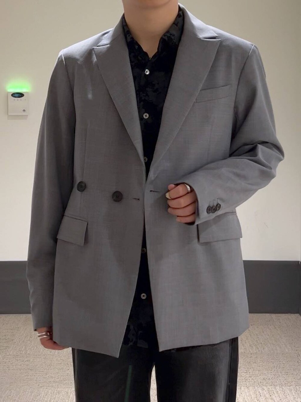 ブラック系のデニムパンツ、ブルー系のシャツ/ブラウス、シルバー系のピアス（片耳用）を着用したメンズの秋コーディネートの5枚目の写真