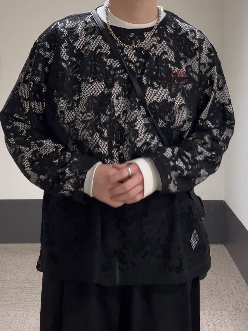 その他のTシャツ/カットソー、ブラック系のTシャツ/カットソー、ブラック系のドレスシューズを着用したメンズの春コーディネートの5枚目の写真