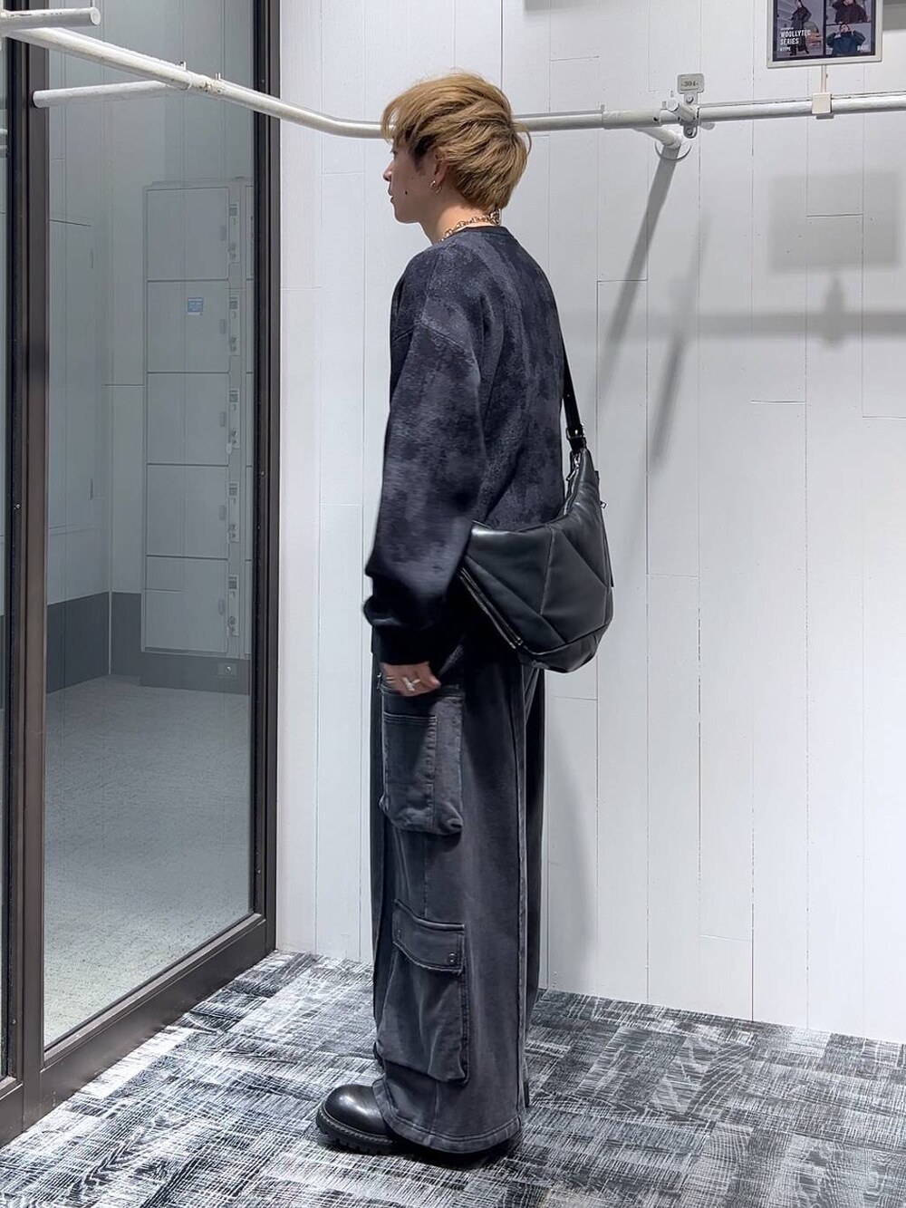 グレー系のカーゴパンツ、ブラック系のその他シューズ、ブラック系のショルダーバッグを着用したメンズの秋コーディネートの4枚目の写真