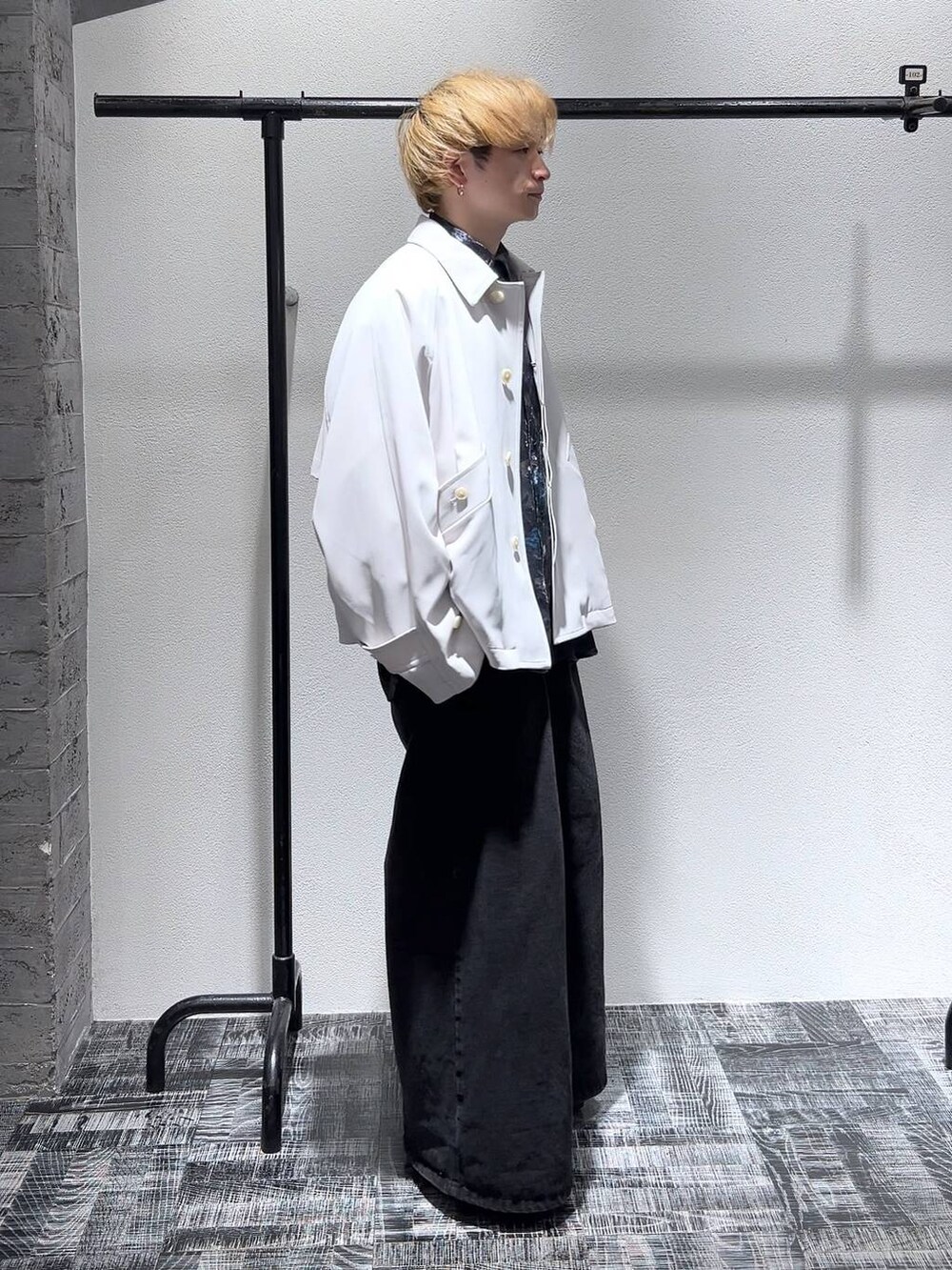 パープル系のシャツ/ブラウス、ホワイト系のブルゾン、ブラック系のブーツを着用したメンズの冬コーディネートの4枚目の写真