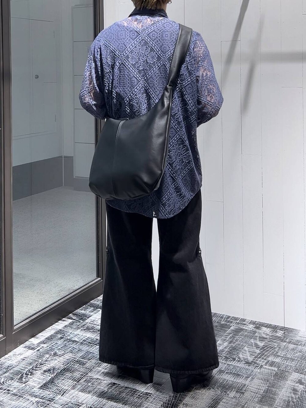 ブラック系のショルダーバッグ、ブラック系のデニムパンツ、ブラック系のドレスシューズを着用したメンズの春コーディネートの3枚目の写真