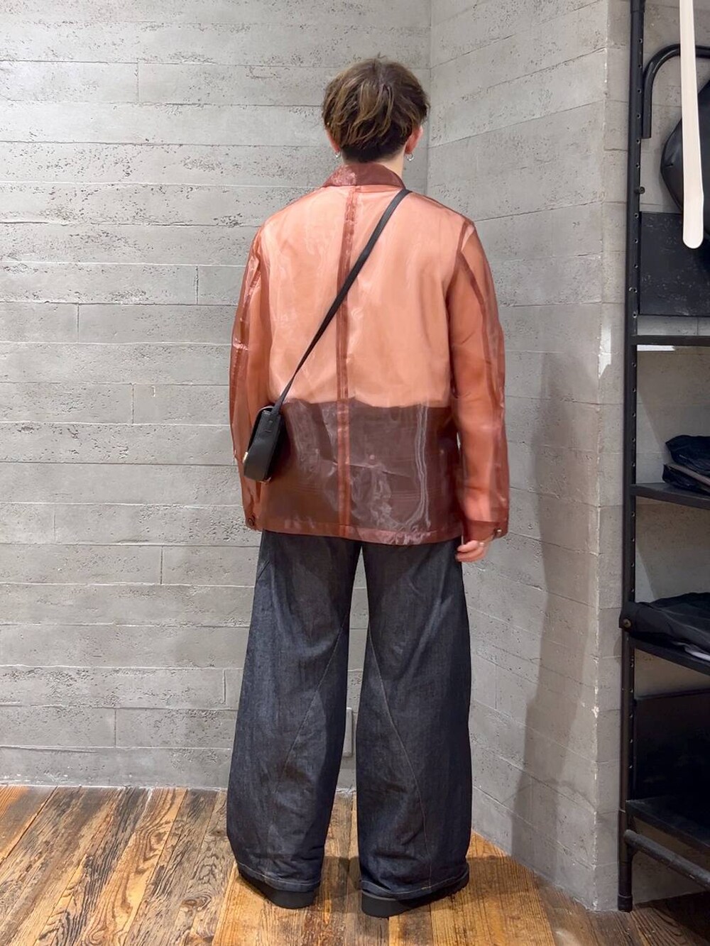 ブルー系のデニムパンツ、ブラック系のサンダル、ブラック系のショルダーバッグを着用したメンズの夏コーディネートの3枚目の写真