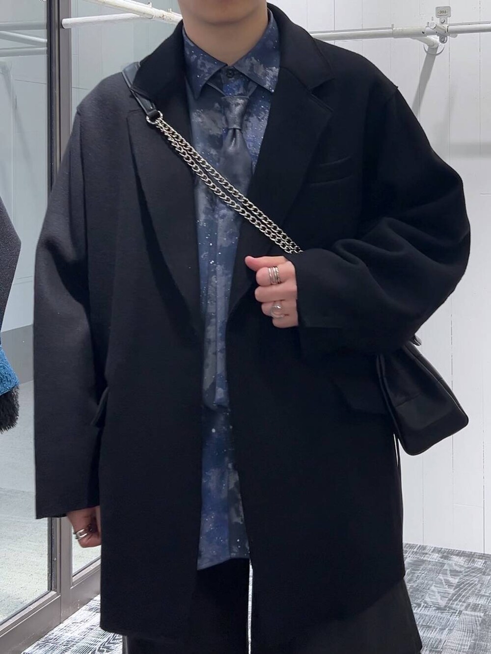 ブラック系のテーラードジャケット、ブラック系のその他パンツ、ブラック系のドレスシューズを着用したメンズの冬コーディネートの5枚目の写真