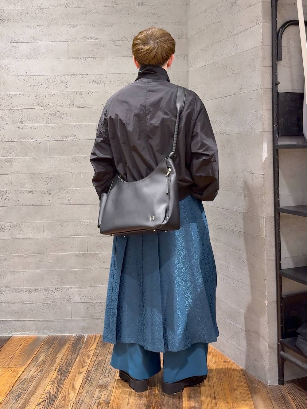 グリーン系のその他パンツ、ブラック系のブルゾン、ブラック系のショルダーバッグを着用したメンズの春コーディネートの3枚目の写真