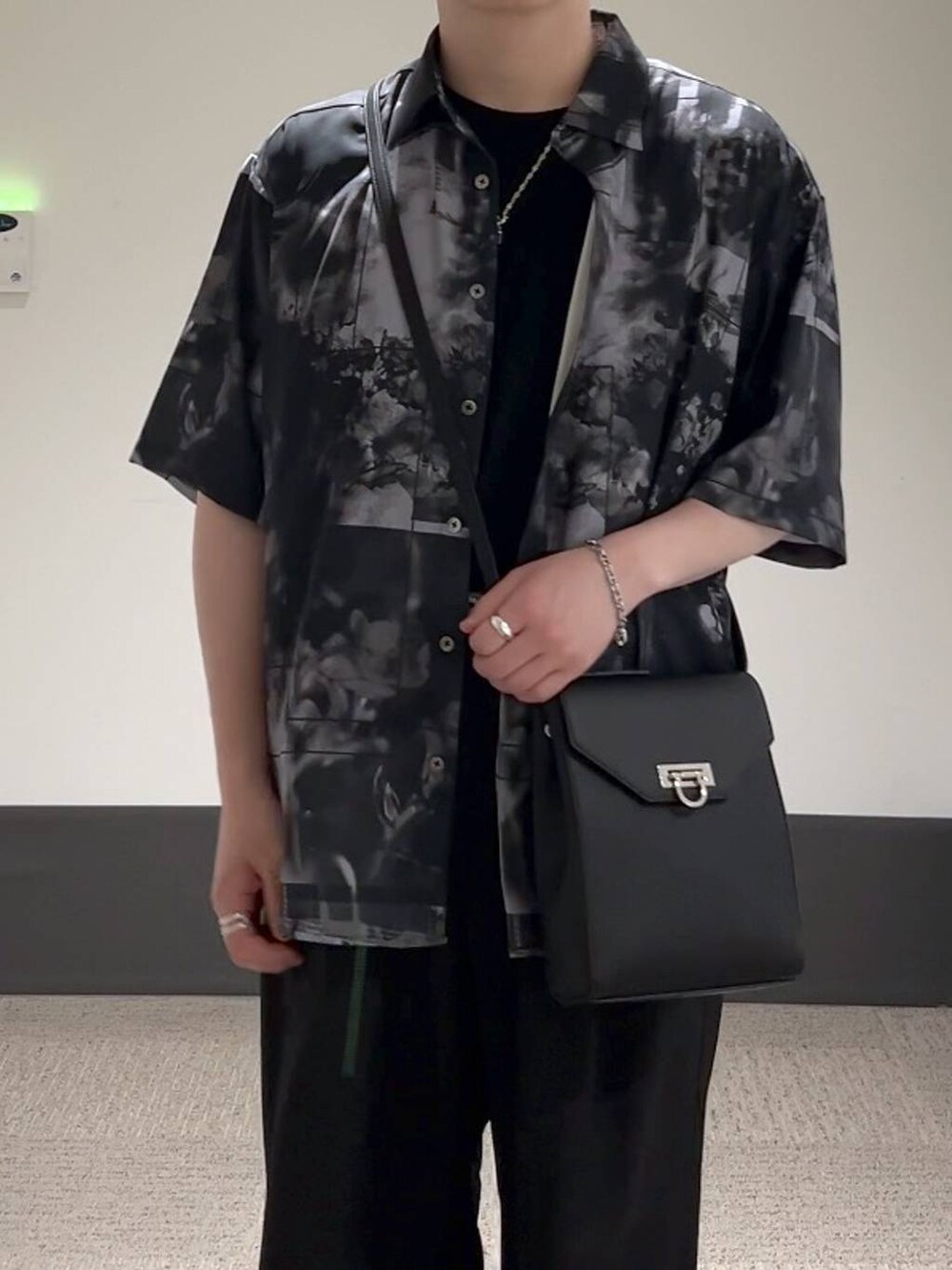 ブラック系のシャツ/ブラウス、ブラック系のドレスシューズ、ブラック系のショルダーバッグを着用したメンズの夏コーディネートの4枚目の写真