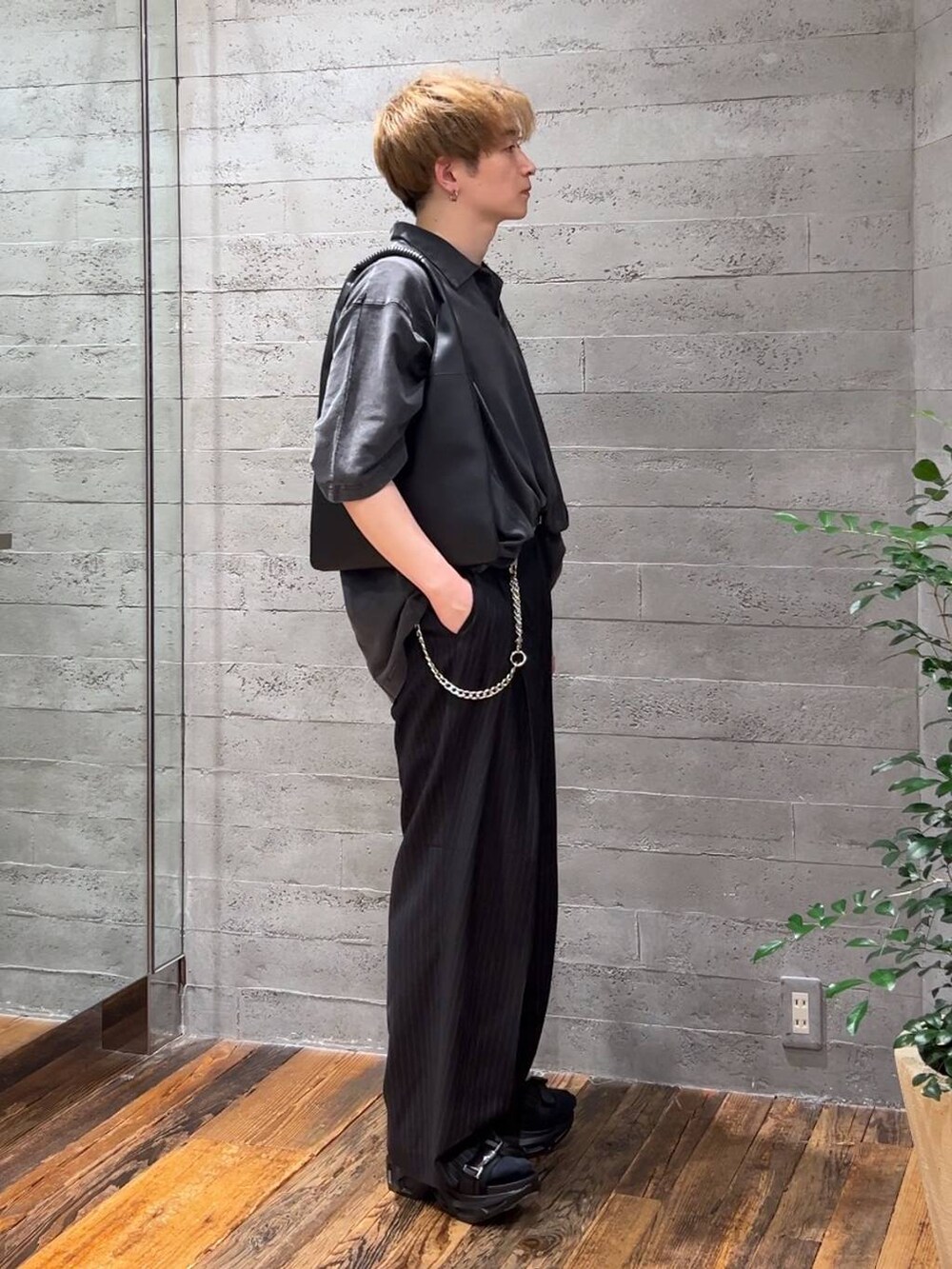 ブラック系のトートバッグ、ブラック系のサンダル、ブラック系のTシャツ/カットソーを着用したメンズの夏コーディネートの2枚目の写真