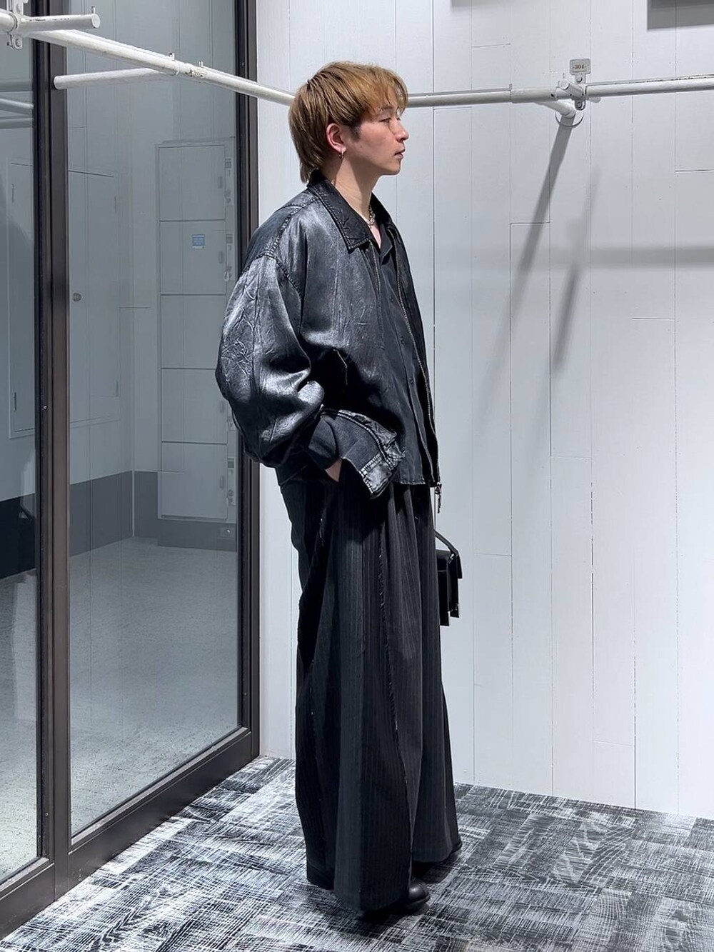 ブラック系のショルダーバッグ、ブラック系のその他パンツ、ブラック系のドレスシューズを着用したメンズの冬コーディネートの2枚目の写真