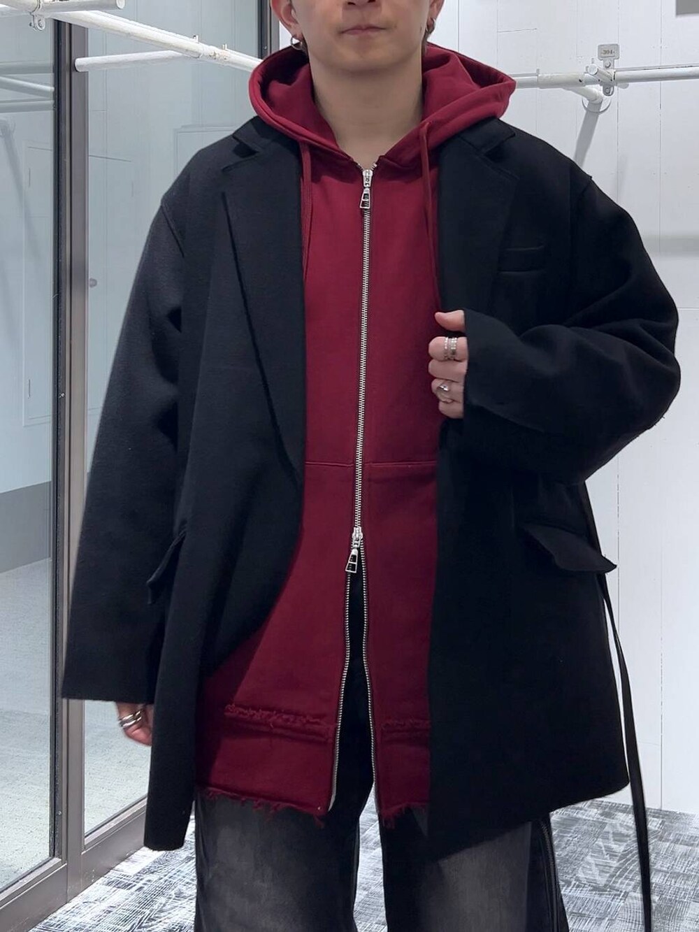 「低身長、きれいめ、モード、オーバーサイズ、HARE、パーカー、セールコーデ、ジャケット、デニムパンツ」｜「HAREのプレミアムウールオーバージャケット(HARE)（テーラードジャケット、ブラック系）」を使った、HARE     もりたいさん（メンズ・168cm）の冬コーディネートの5枚目の写真