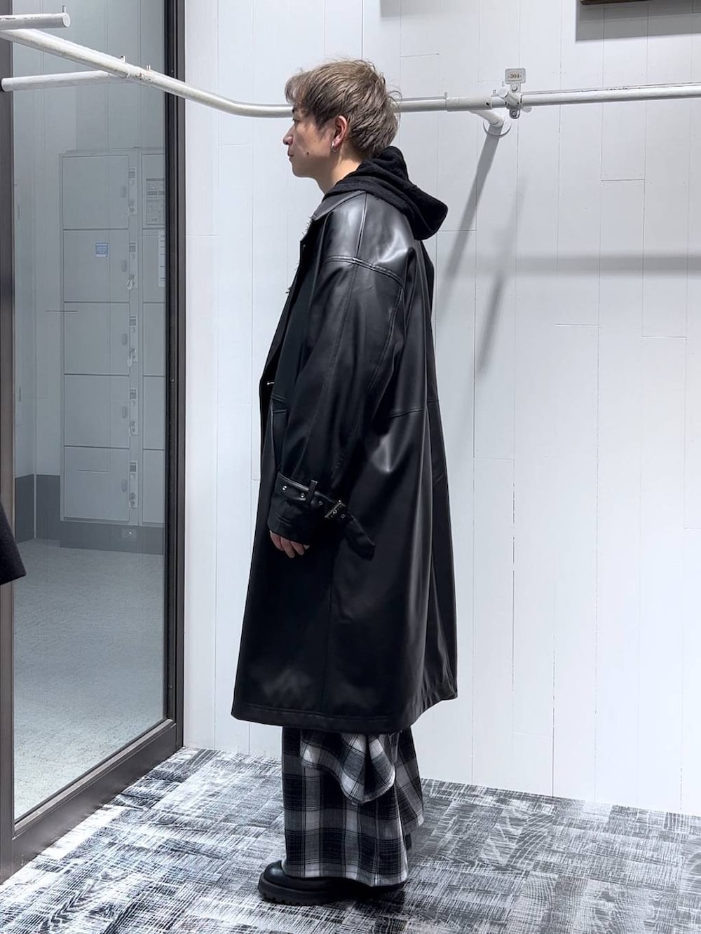 ブラック系のトレンチコート、ブラック系のその他パンツ、ブラック系のパーカーを着用したメンズの秋コーディネートの4枚目の写真