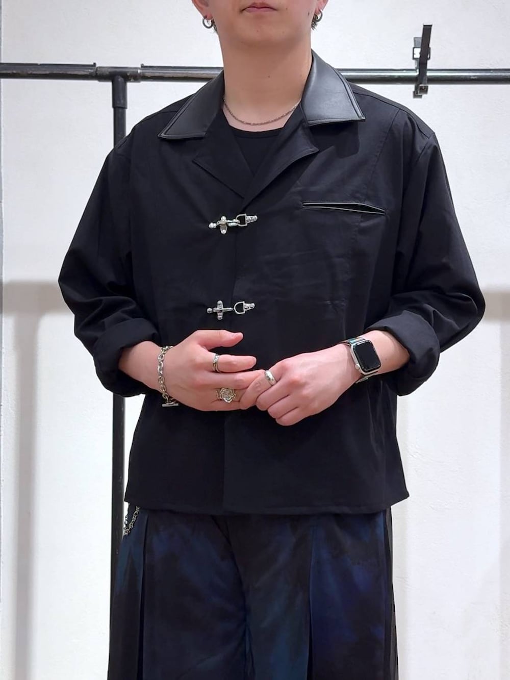 ブラック系のシャツ/ブラウス、ブラック系のTシャツ/カットソー、ブラック系のスニーカーを着用したメンズの秋コーディネートの5枚目の写真