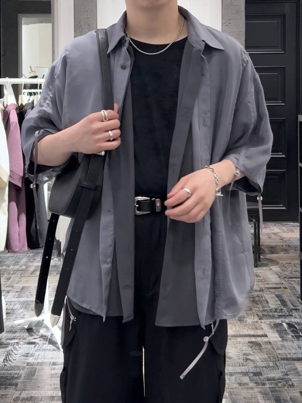 ブラック系のドレスシューズ、ブラック系のTシャツ/カットソー、ブラック系のカーゴパンツを着用したメンズの夏コーディネートの5枚目の写真