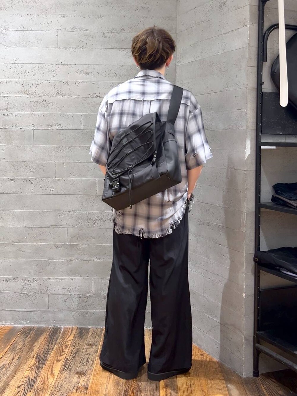 グレー系のシャツ/ブラウス、ブラック系のサンダル、ホワイト系のTシャツ/カットソーを着用したメンズの夏コーディネートの3枚目の写真
