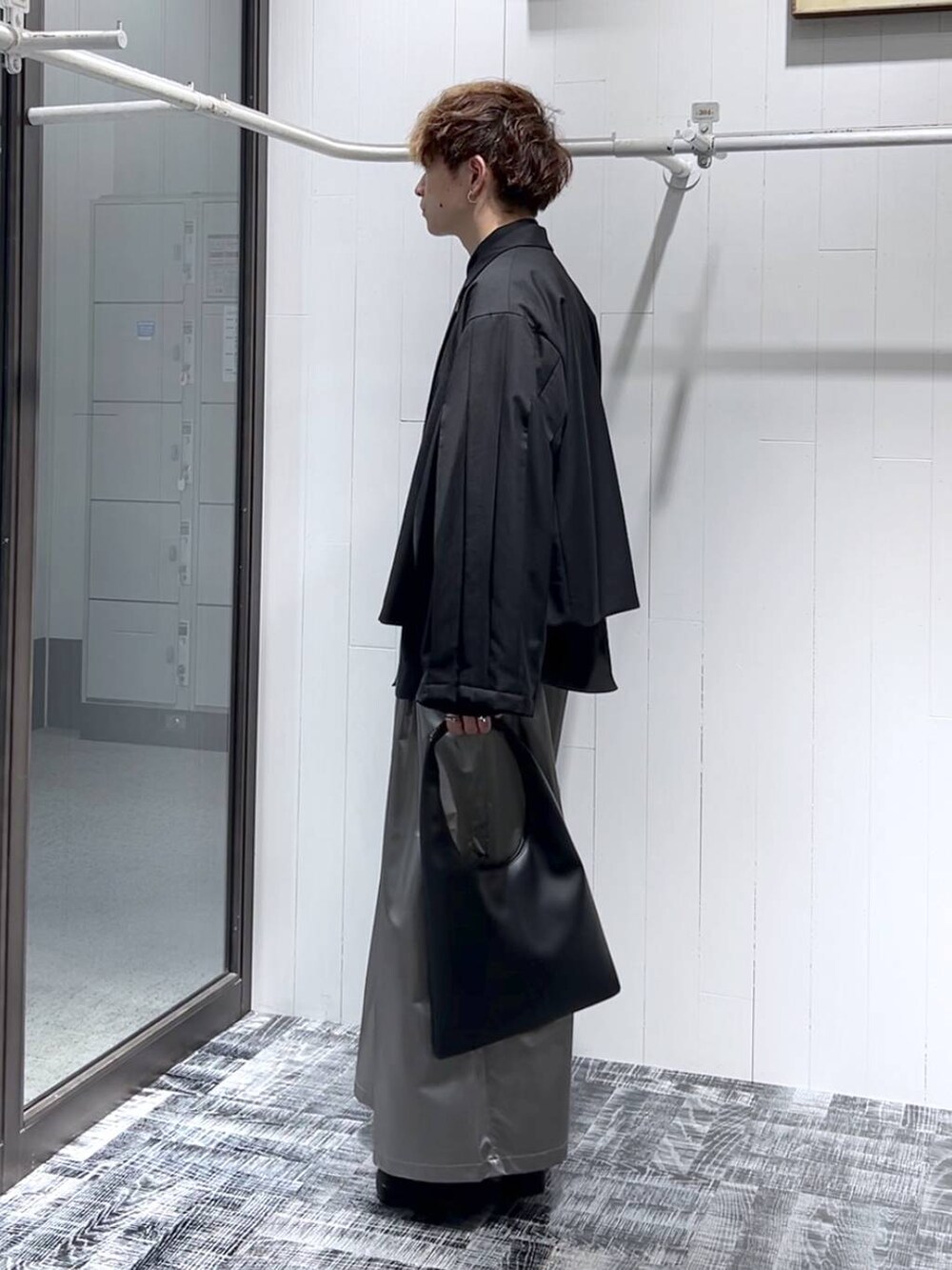 ブラック系のシャツ/ブラウス、ブラック系のドレスシューズ、ブラック系のトートバッグを着用したメンズの秋コーディネートの4枚目の写真