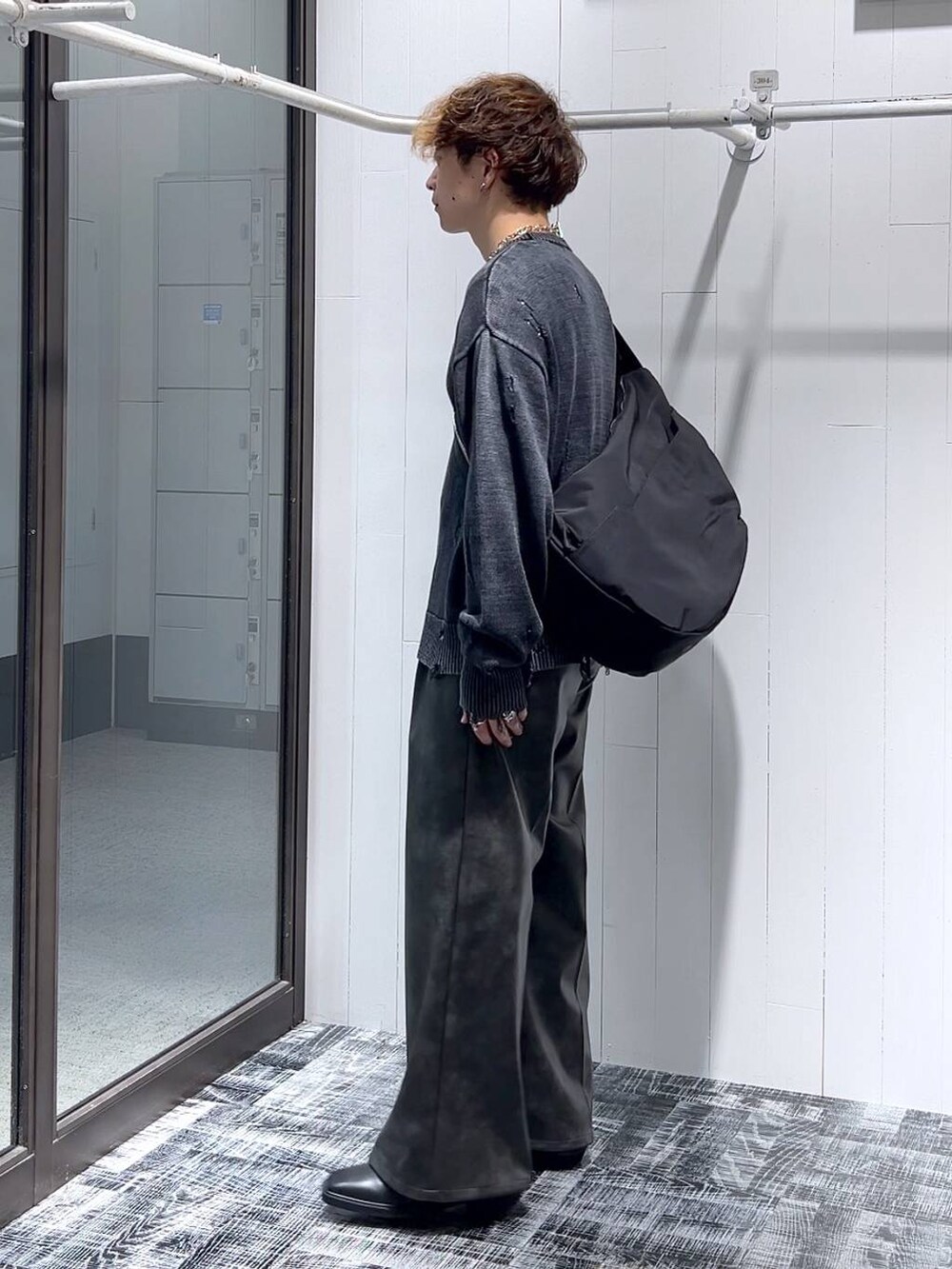 ブラック系のその他パンツ、ブラック系のブーツ、ブラック系のニット/セーターを着用したメンズの秋コーディネートの3枚目の写真