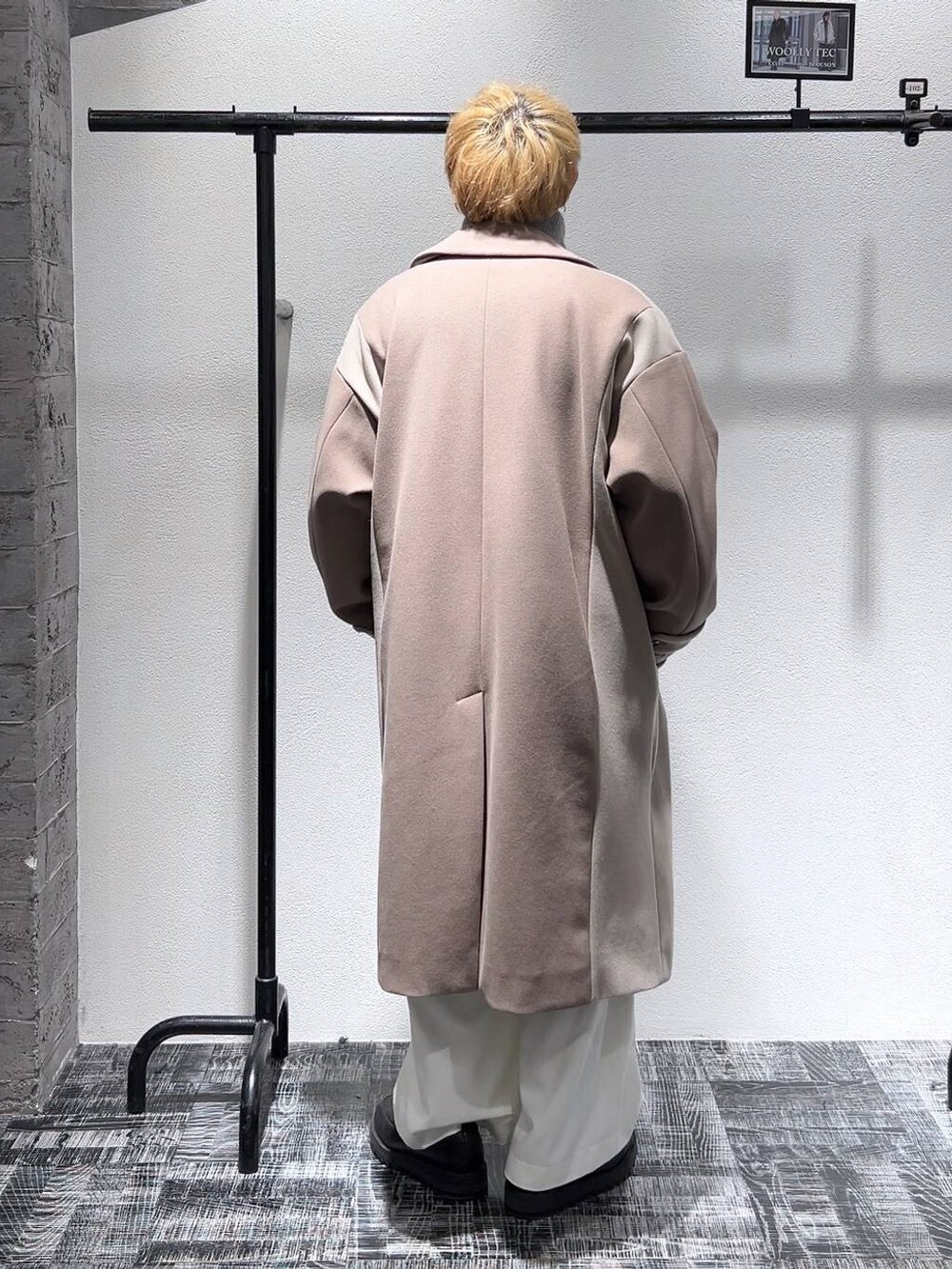 グレー系のニット/セーター、ブラック系のドレスシューズ、ホワイト系のスラックスを着用したメンズの冬コーディネートの4枚目の写真