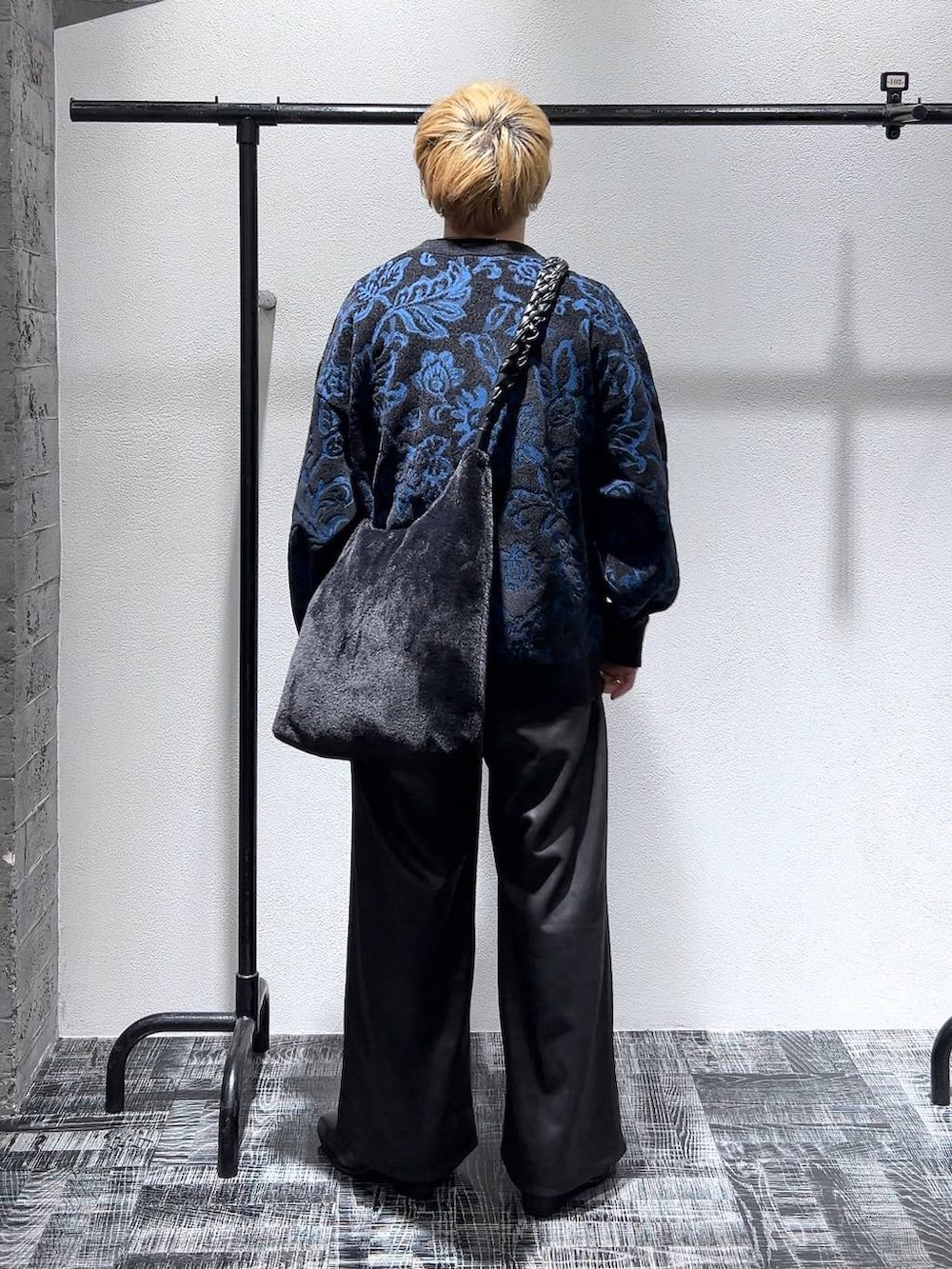 ブラック系のドレスシューズ、ブラック系のニット/セーター、ブラック系のその他パンツを着用したメンズの冬コーディネートの4枚目の写真