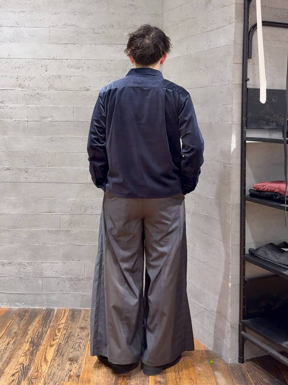 ブラック系のローファー、ブルー系のシャツ/ブラウス、シルバー系のピアス（片耳用）を着用したメンズの秋コーディネートの3枚目の写真