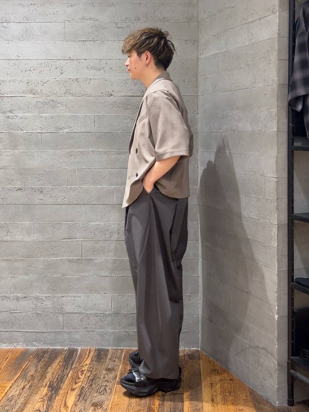 ブラック系のサンダル、グレー系のチノパンツ、ブラウン系のテーラードジャケットを着用したメンズの夏コーディネートの4枚目の写真