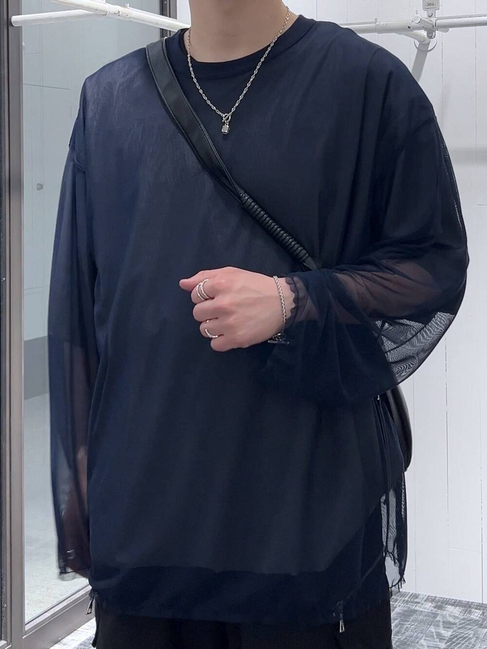 ブラック系のサンダル、グレー系のTシャツ/カットソー、ブラック系のカーゴパンツを着用したメンズの春コーディネートの6枚目の写真