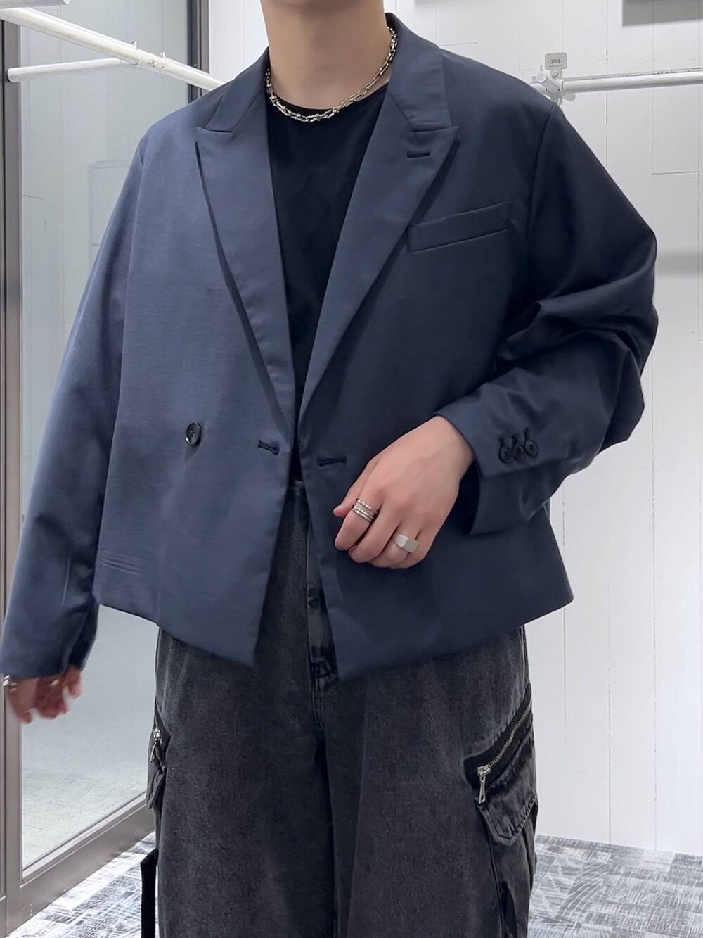 グレー系のデニムパンツ、ブラック系のドレスシューズ、ブラック系のTシャツ/カットソーを着用したメンズの夏コーディネートの6枚目の写真