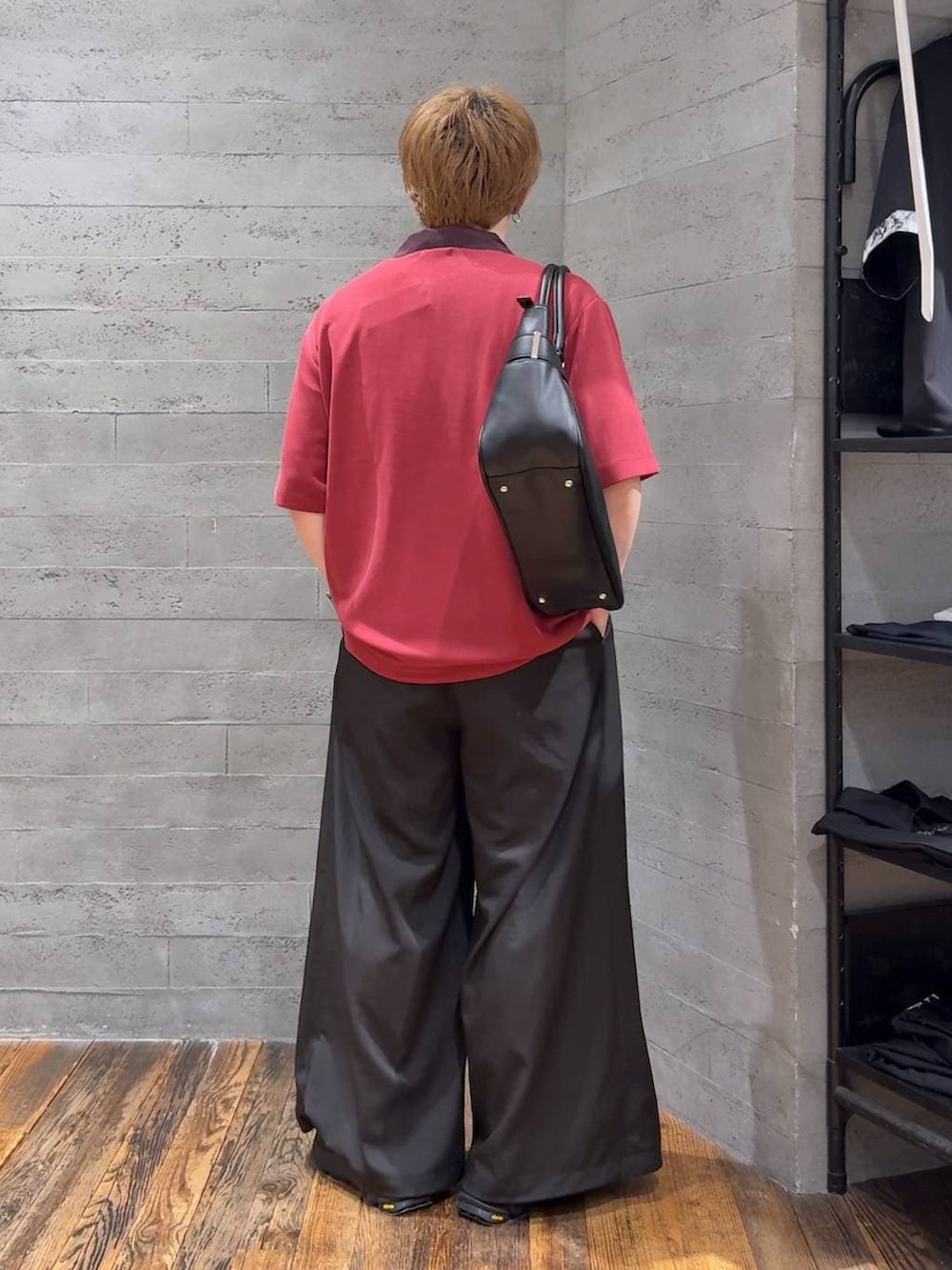 ホワイト系のTシャツ/カットソー、ブラック系のスラックス、ブラック系のトートバッグを着用したメンズの夏コーディネートの3枚目の写真
