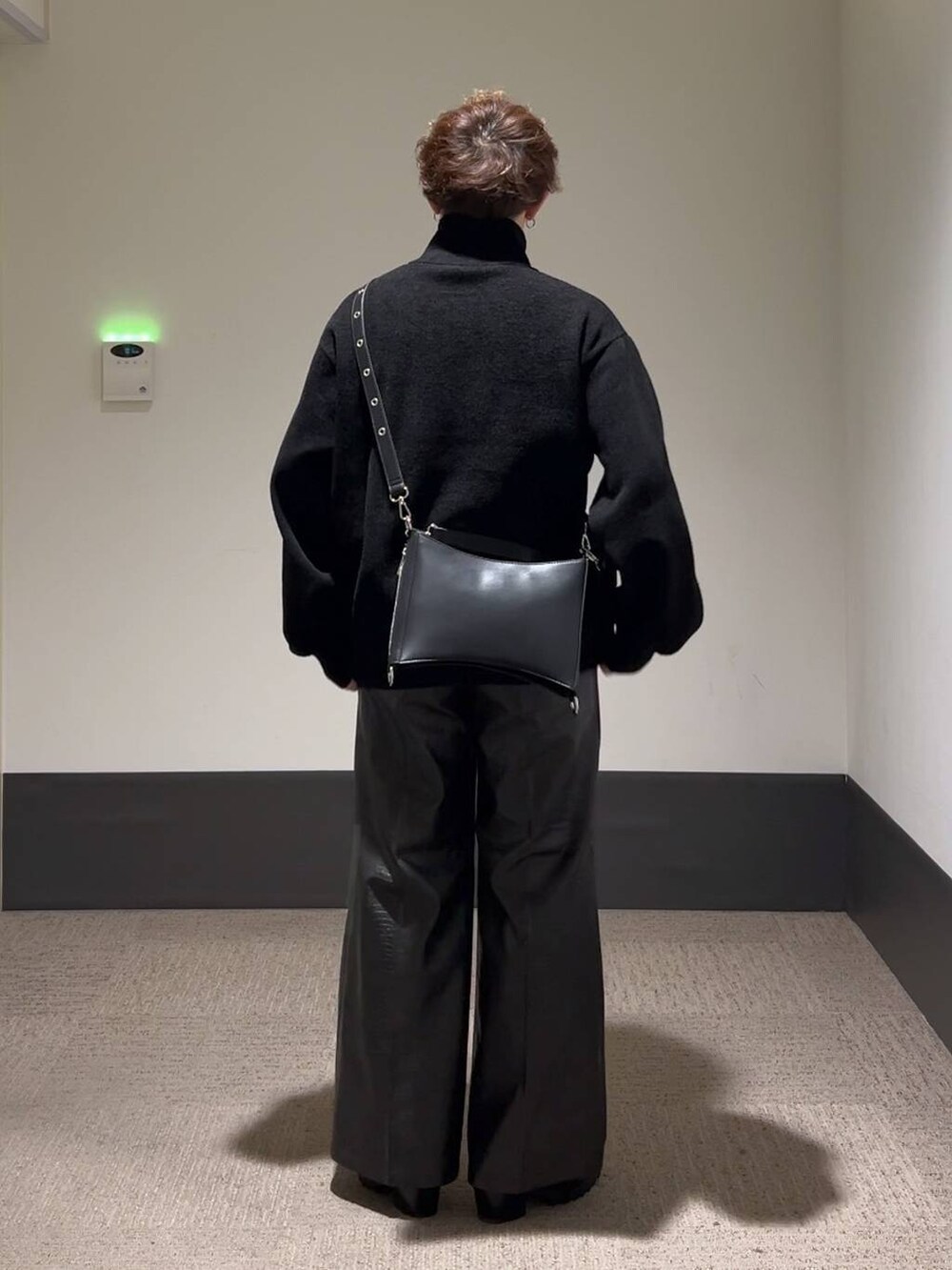 ブラック系のドレスシューズ、ブラック系のニット/セーター、ブラック系のその他パンツを着用したメンズの秋コーディネートの3枚目の写真
