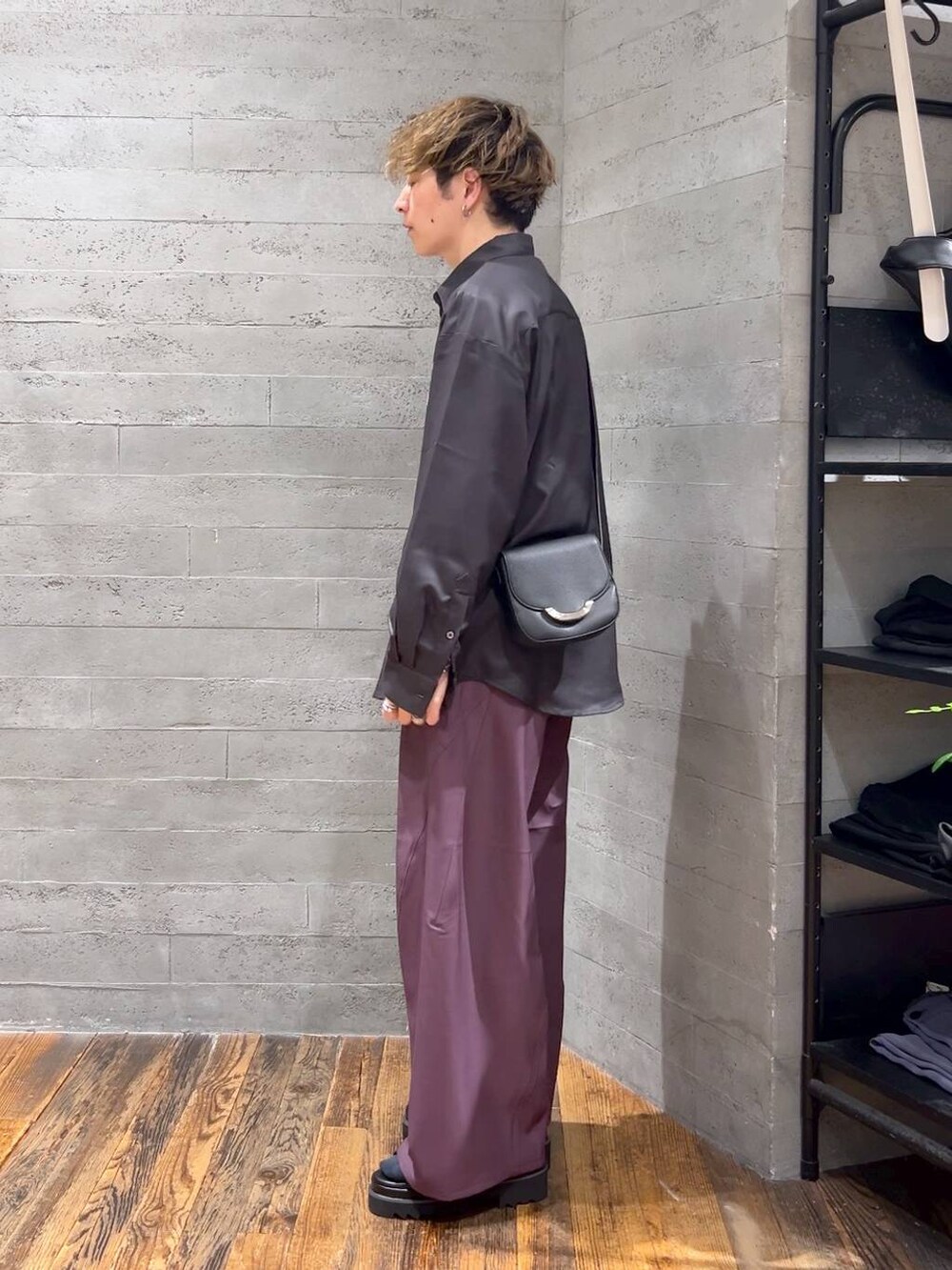 ブラック系のサンダル、ブラック系のショルダーバッグ、パープル系のスラックスを着用したメンズの夏コーディネートの4枚目の写真