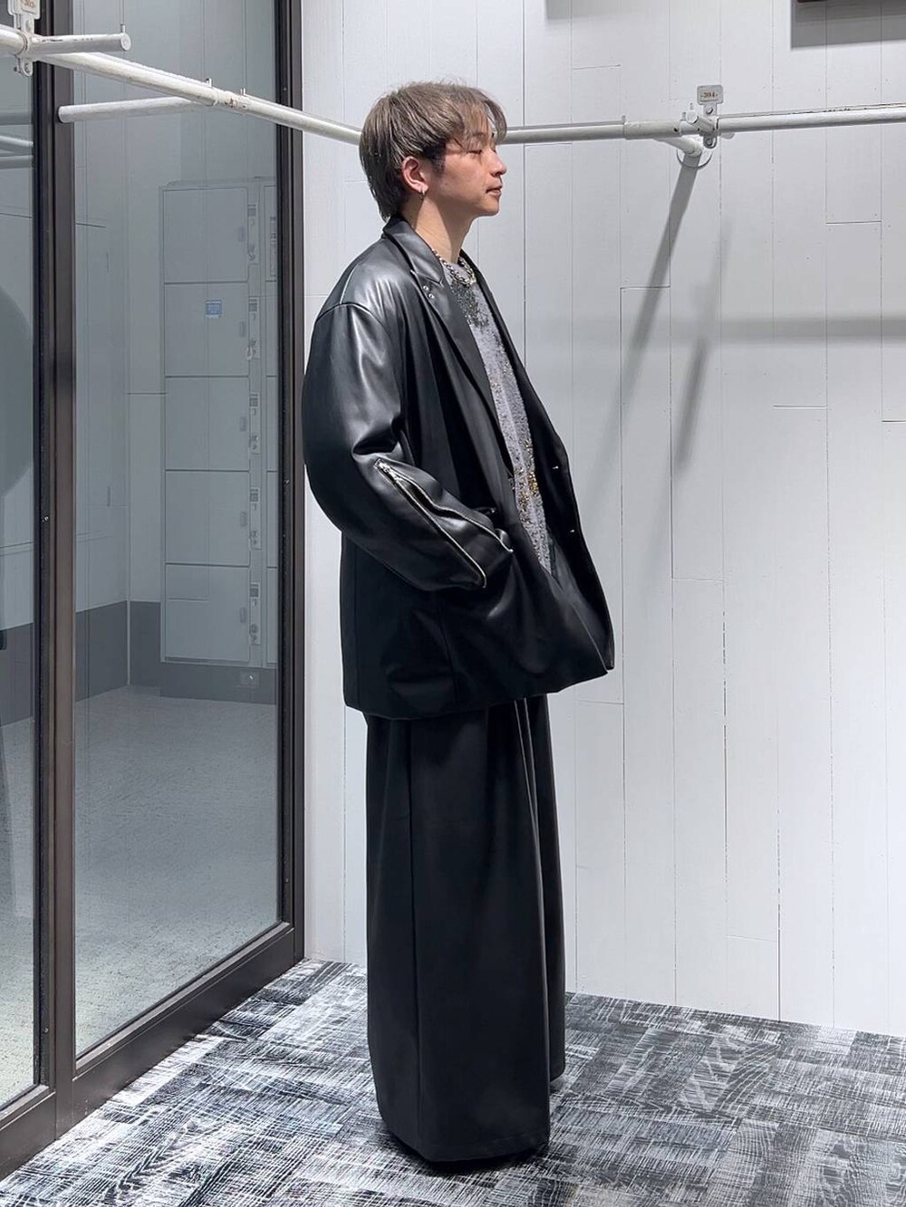 ブラック系のその他パンツ、ブラック系のテーラードジャケット、ブラック系のドレスシューズを着用したメンズの冬コーディネートの2枚目の写真