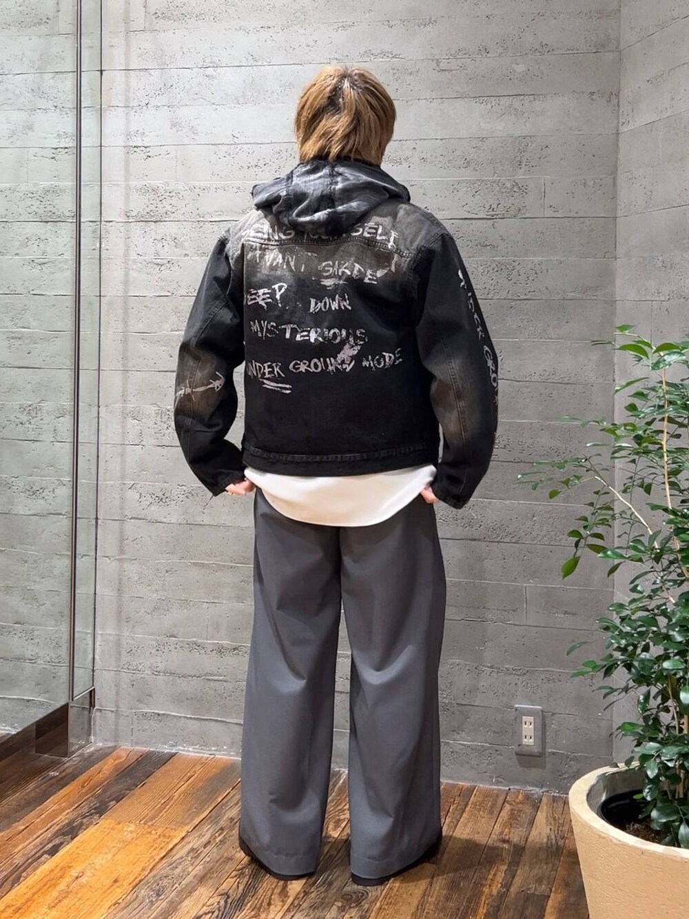 ホワイト系のシャツ/ブラウス、ブラック系のブルゾン、ブラック系のドレスシューズを着用したメンズの春コーディネートの3枚目の写真