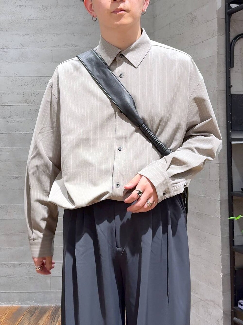 ブラック系のローファー、ブラック系のショルダーバッグ、シルバー系のピアス（片耳用）を着用したメンズの夏コーディネートの5枚目の写真