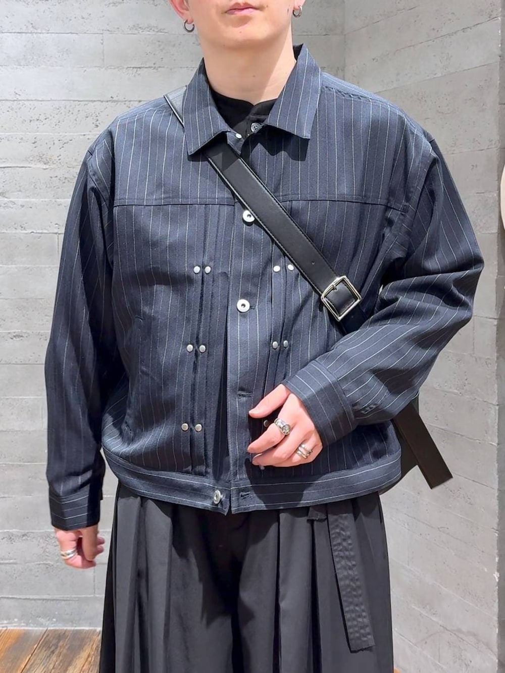 ブラック系のその他パンツ、ブラック系のドレスシューズ、ブルー系のブルゾンを着用したメンズの春コーディネートの5枚目の写真