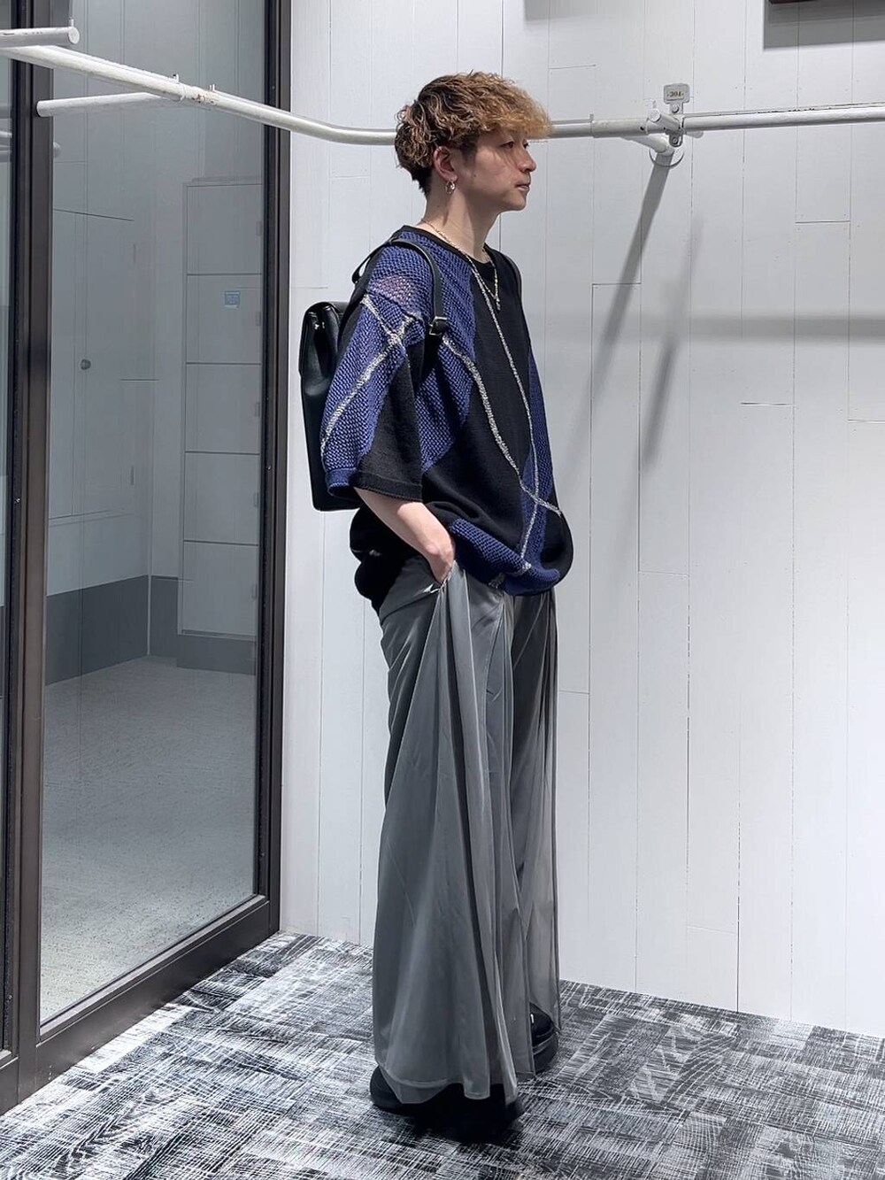 ブラック系のサンダル、グレー系のその他パンツ、ブラック系のショルダーバッグを着用したメンズの夏コーディネートの3枚目の写真