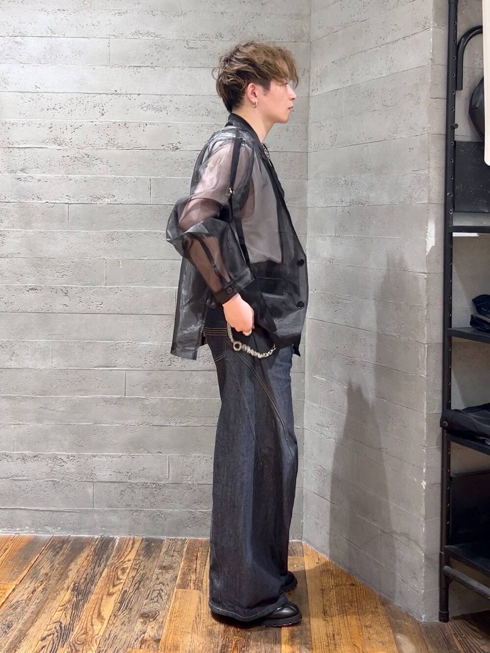 ブルー系のデニムパンツ、ホワイト系のTシャツ/カットソー、ブラック系のスニーカーを着用したメンズの夏コーディネートの2枚目の写真