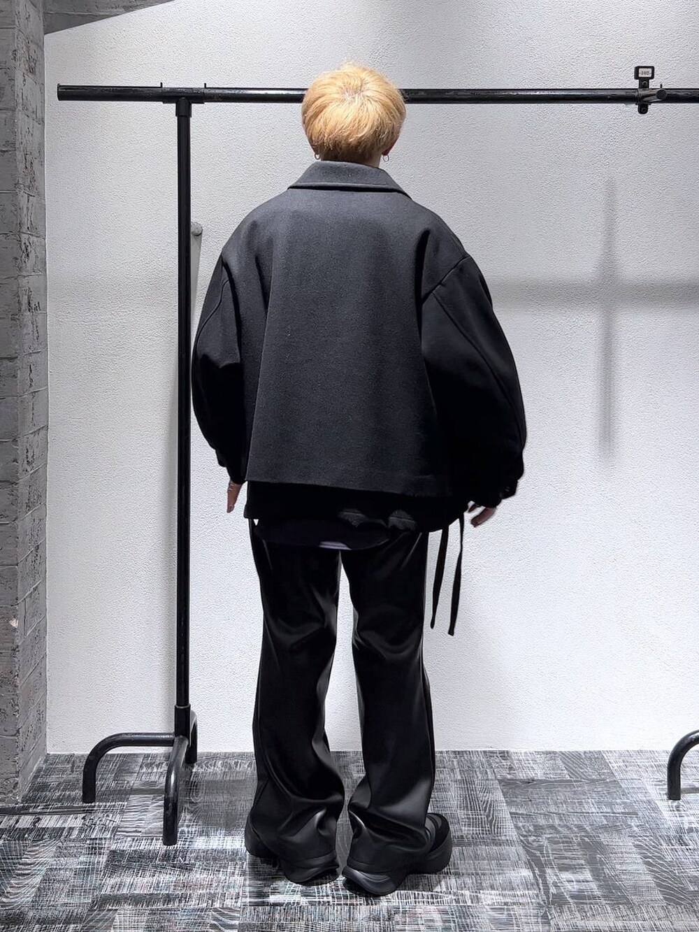 ブラック系のブルゾン、ブラック系のその他パンツ、ブラック系のスニーカーを着用したメンズの秋コーディネートの3枚目の写真