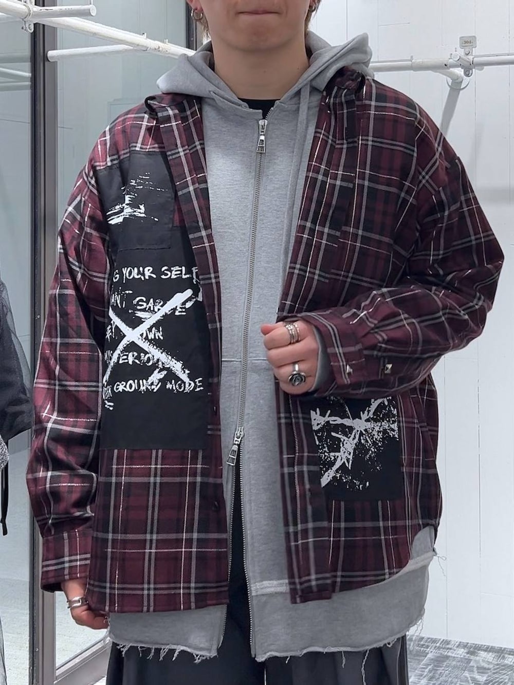 グレー系のパーカー、ブラック系のドレスシューズ、グレー系のスラックスを着用したメンズの春コーディネートの5枚目の写真