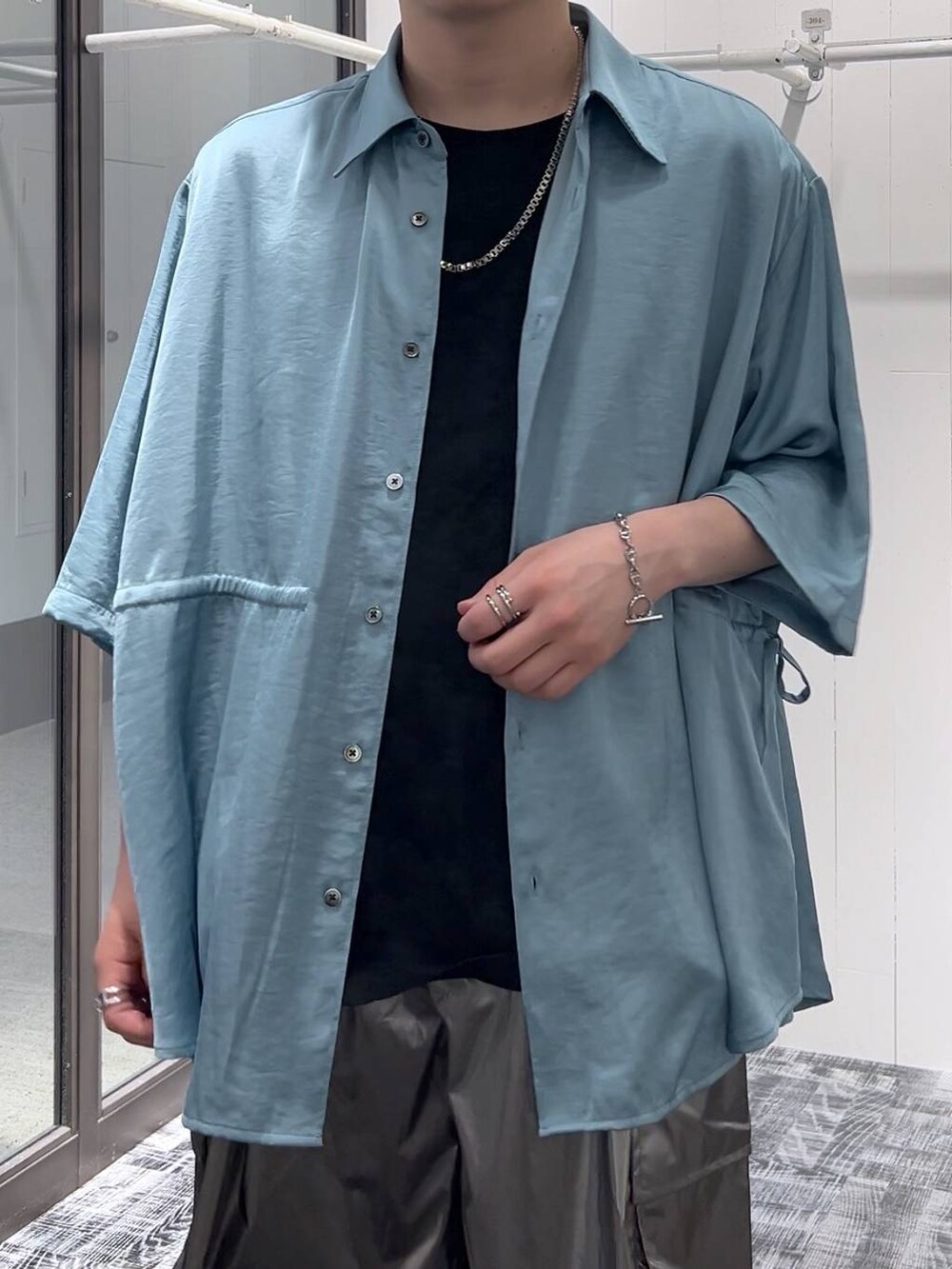 ブラック系のドレスシューズ、グレー系のTシャツ/カットソー、シルバー系のカーゴパンツを着用したメンズの夏コーディネートの4枚目の写真